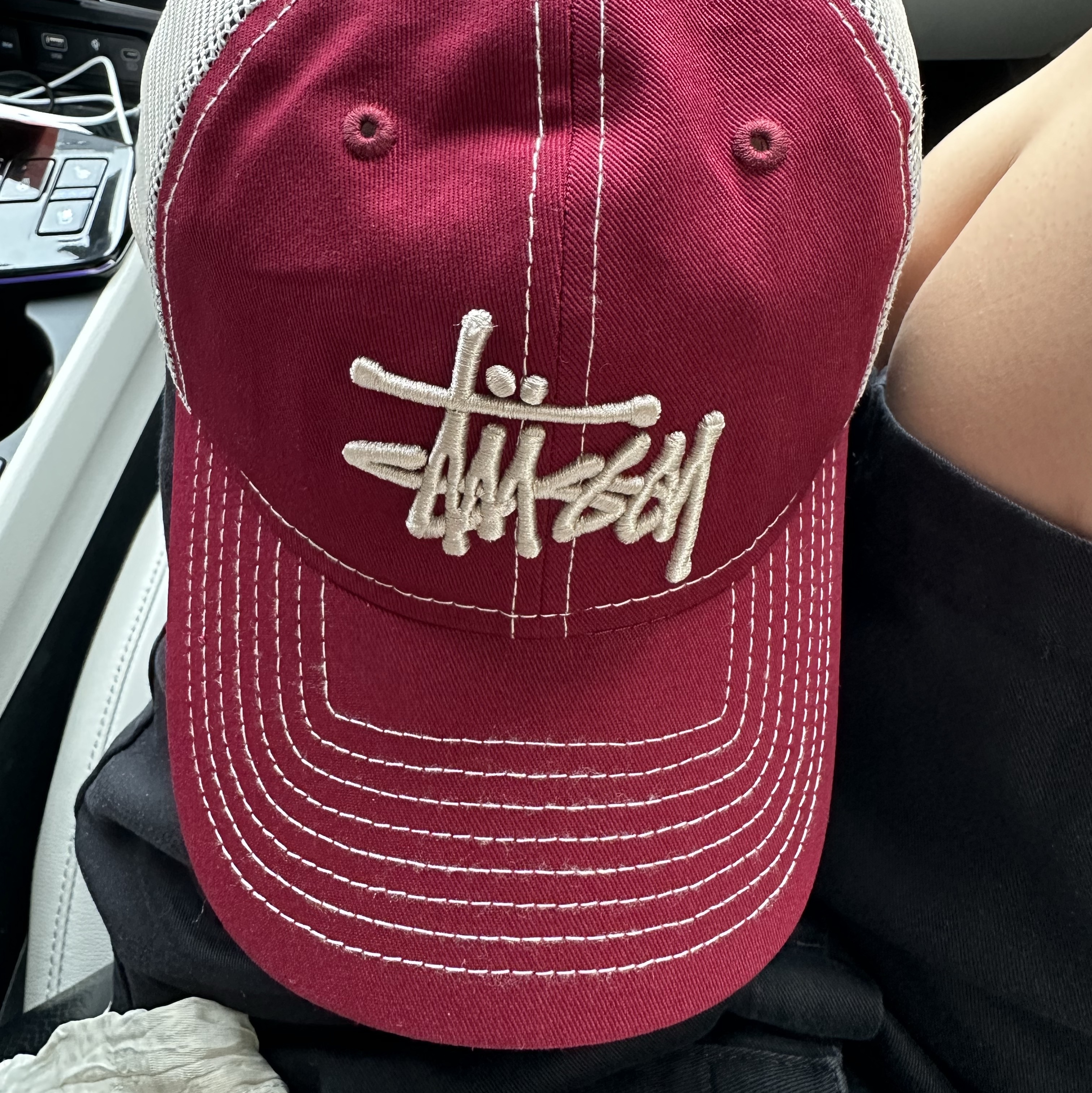 Stussy New Era 9Twenty Basic Trucker Cardinal 착용 스타일