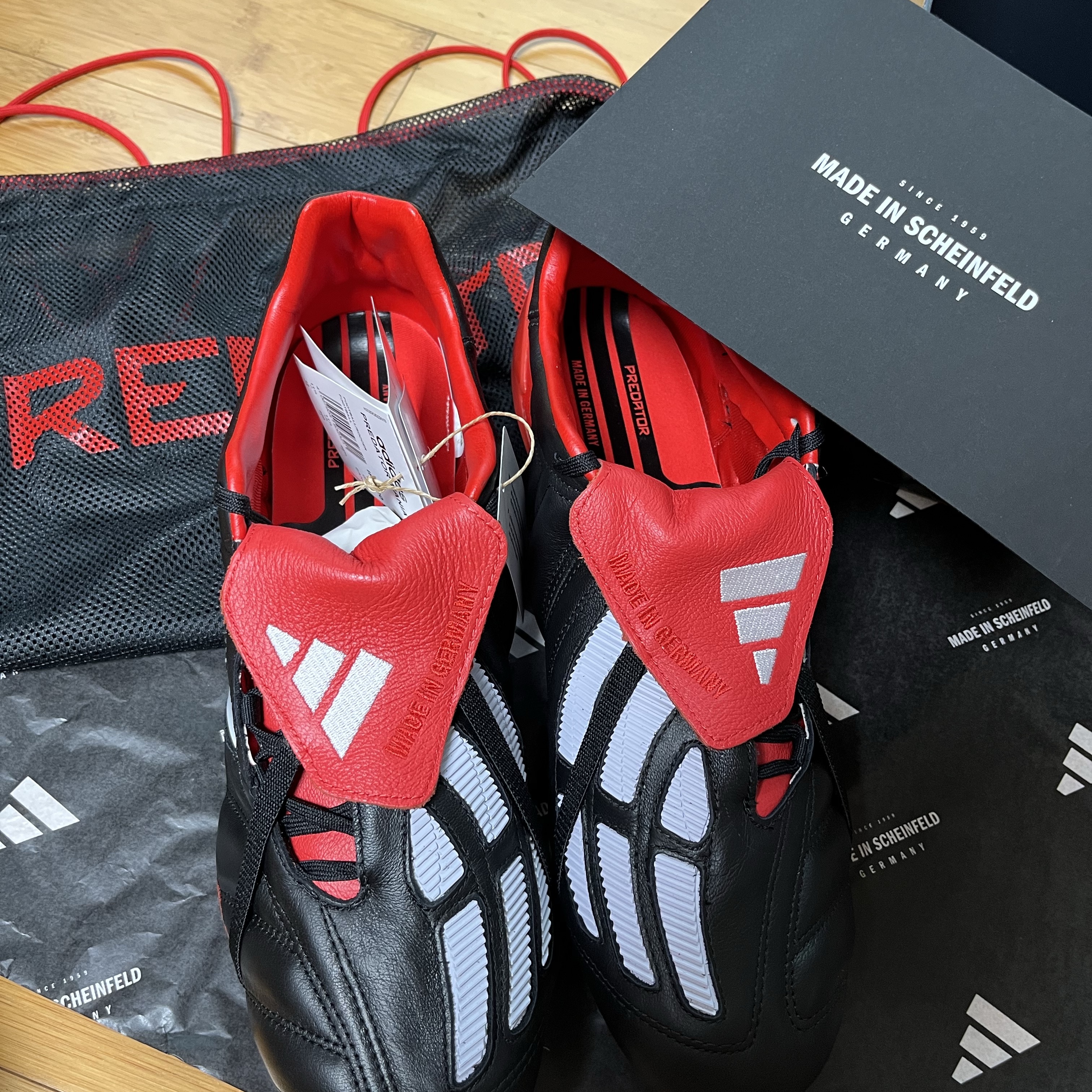 Adidas Predator Mania Black Vivid Red 착용 스타일 - 1