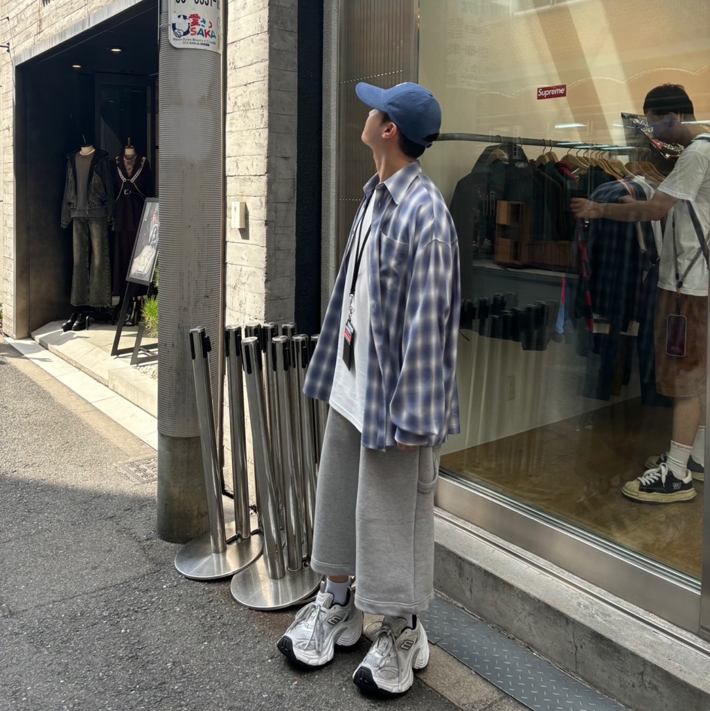 MJD Wide Carpenter Bermuda Shorts Melange Grey, MJD Oversized Check Shirt Blue 착용 스타일