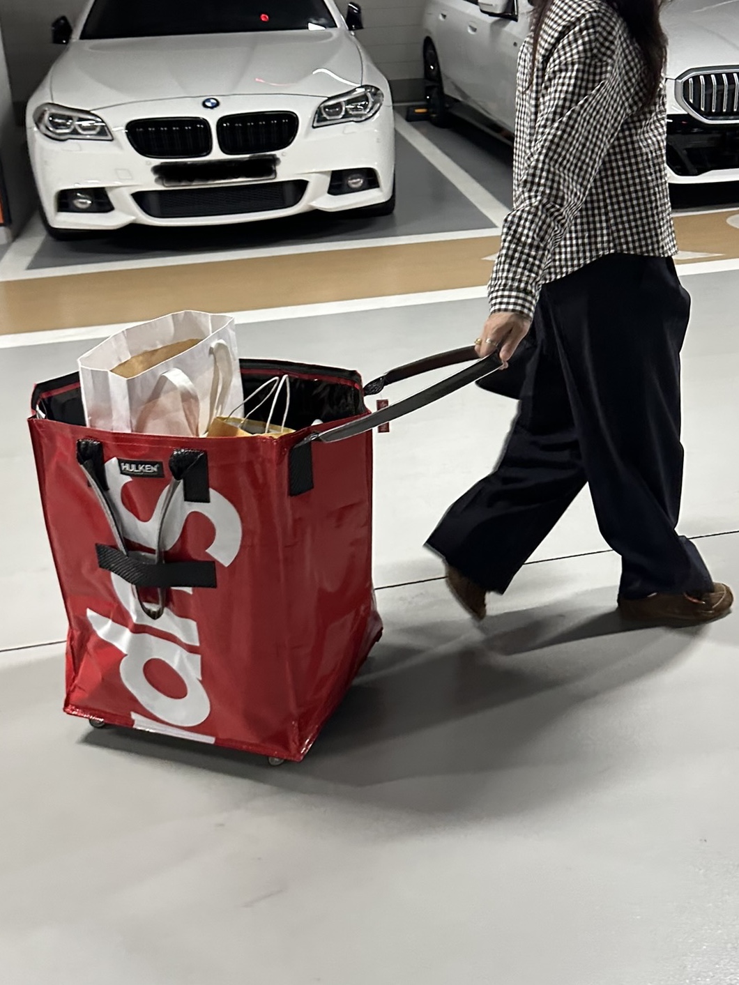 Supreme x Hulken Rolling Tote Bag Red - 24FW, (W) New Balance x Miu Miu 530 Suede Mesh Sneakers Cinnamon 착용 스타일 - 2