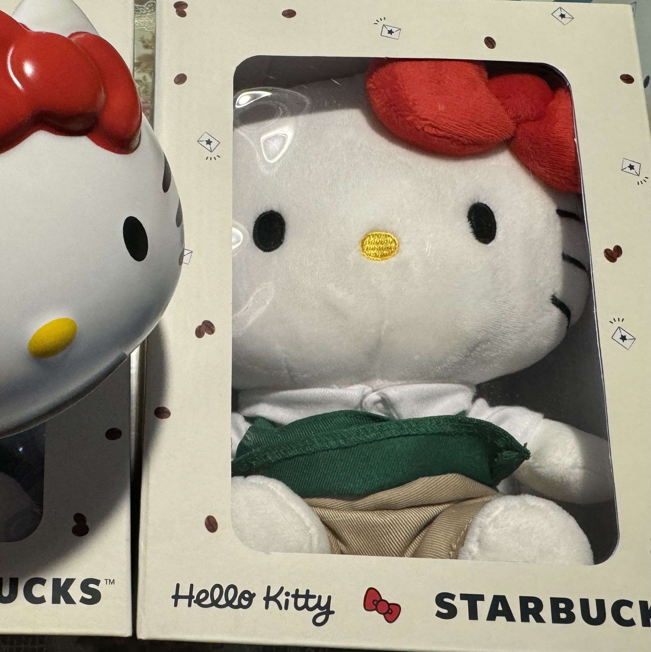 Starbucks x Hello Kitty Barista Doll White 착용 스타일