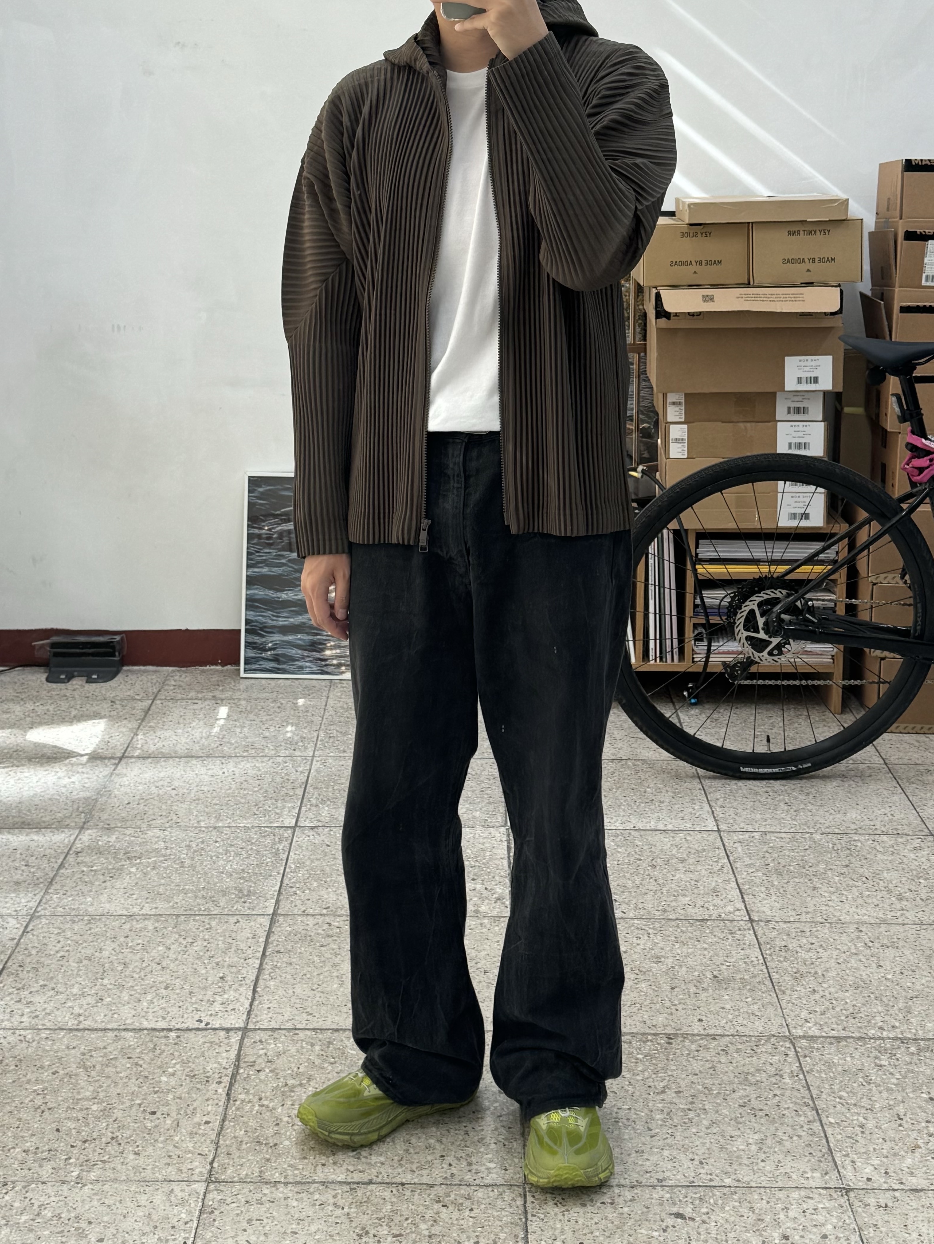 Homme Plisse Issey Miyake MC April Jacket Dark Khaki 착용 스타일 - 1