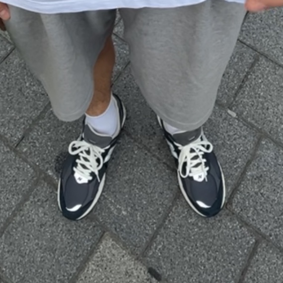 New Balance 2002R Premium Vintage Navy Grey 착용 스타일