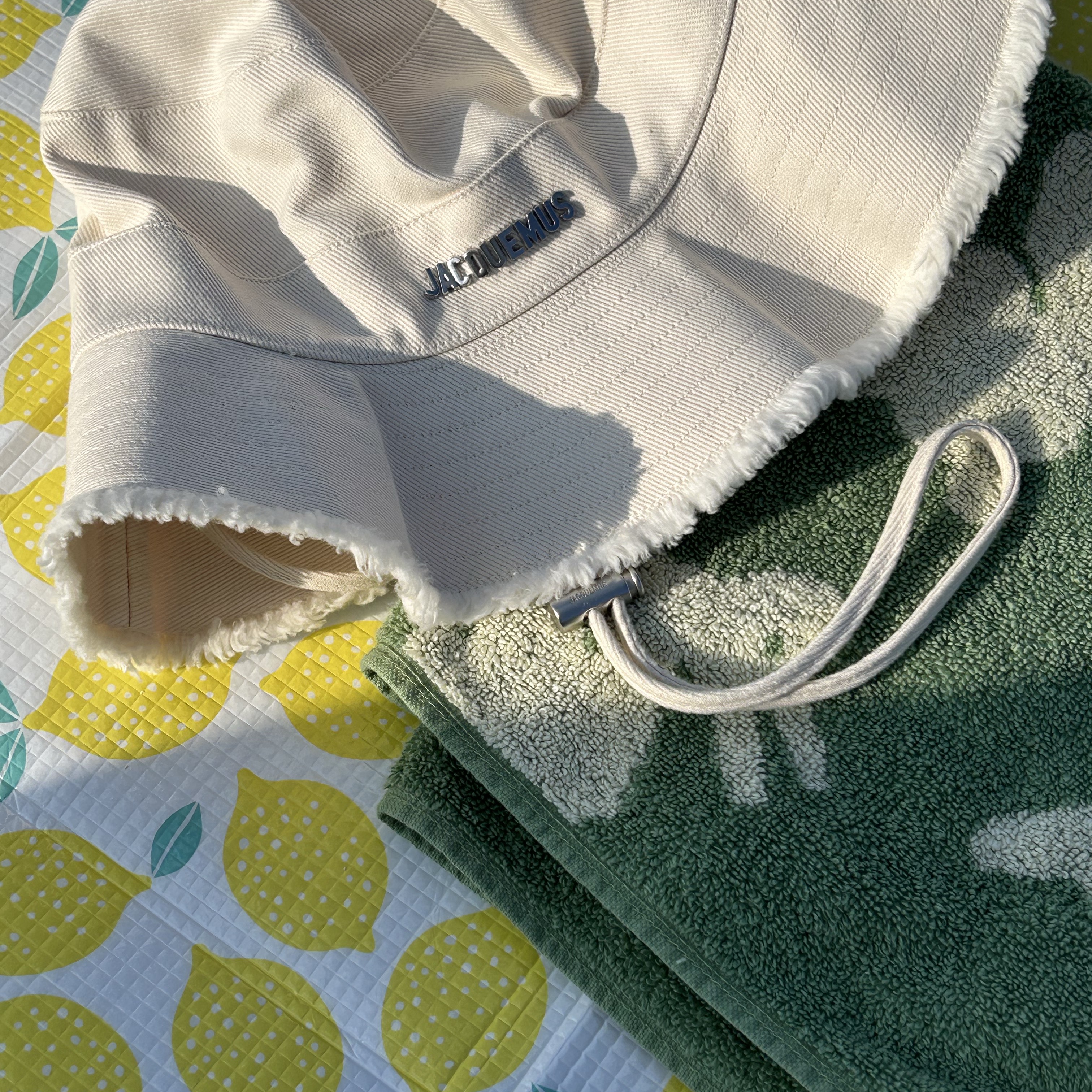 Jacquemus Le Bob Artichaut Bucket Hat Off White 착용 스타일
