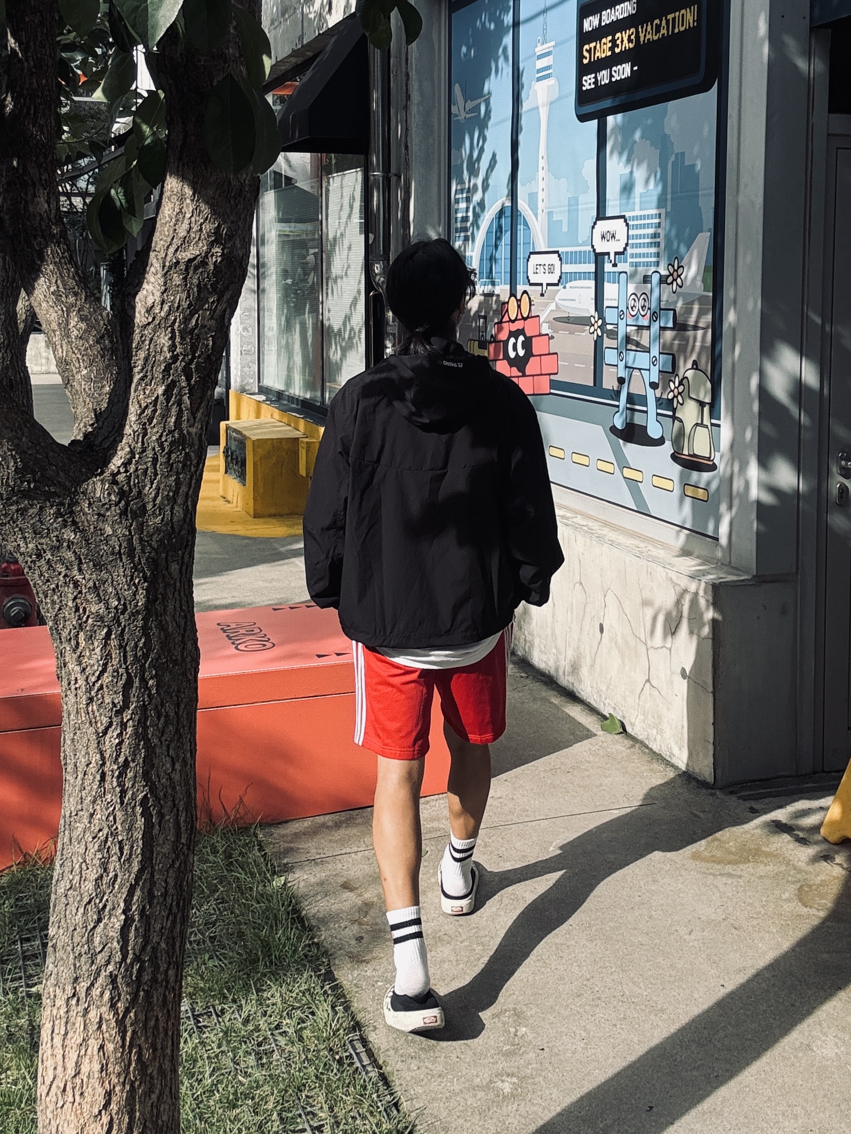 Adidas Adicolor Firebird Shorts Better Scarlet White - KR Sizing, Vans Checkerboard Comfycush One Black 착용 스타일 - 4