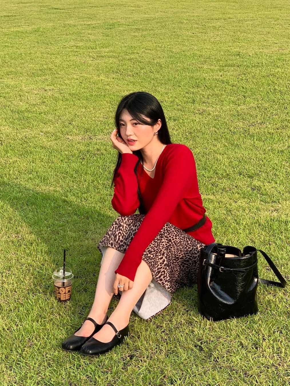 Siyazu SIKN2124 V-neck Single Knit Cherry red 착용 스타일 - 3
