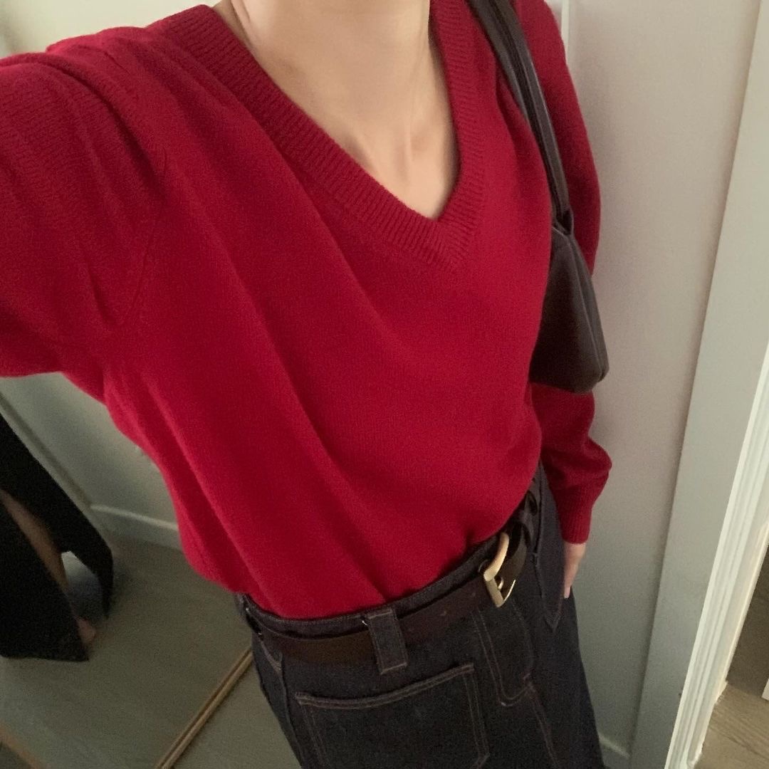 Siyazu SIKN2124 V-neck Single Knit Cherry red 착용 스타일 - 2