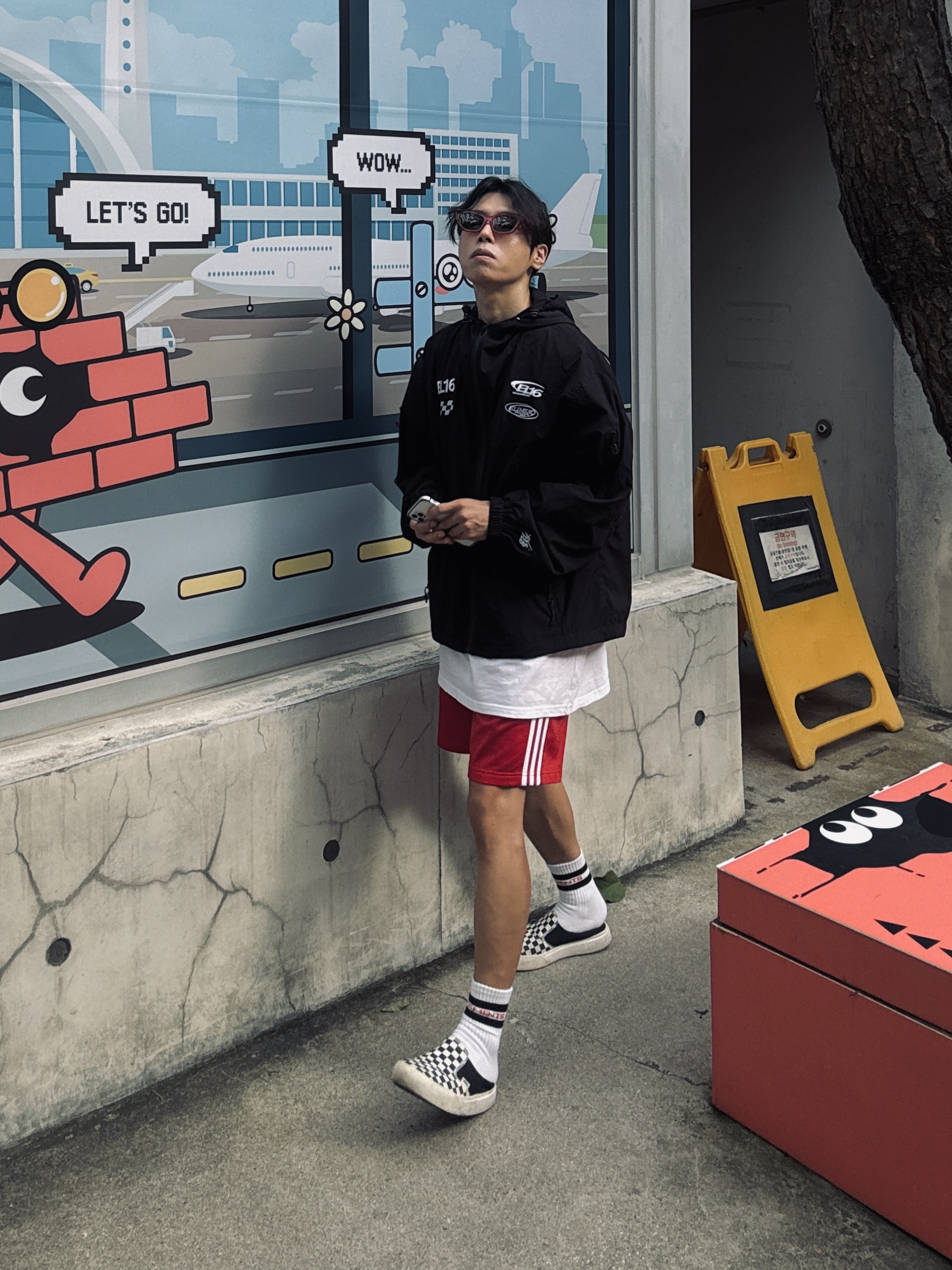 Adidas Adicolor Firebird Shorts Better Scarlet White - KR Sizing, Vans Checkerboard Comfycush One Black 착용 스타일 - 1