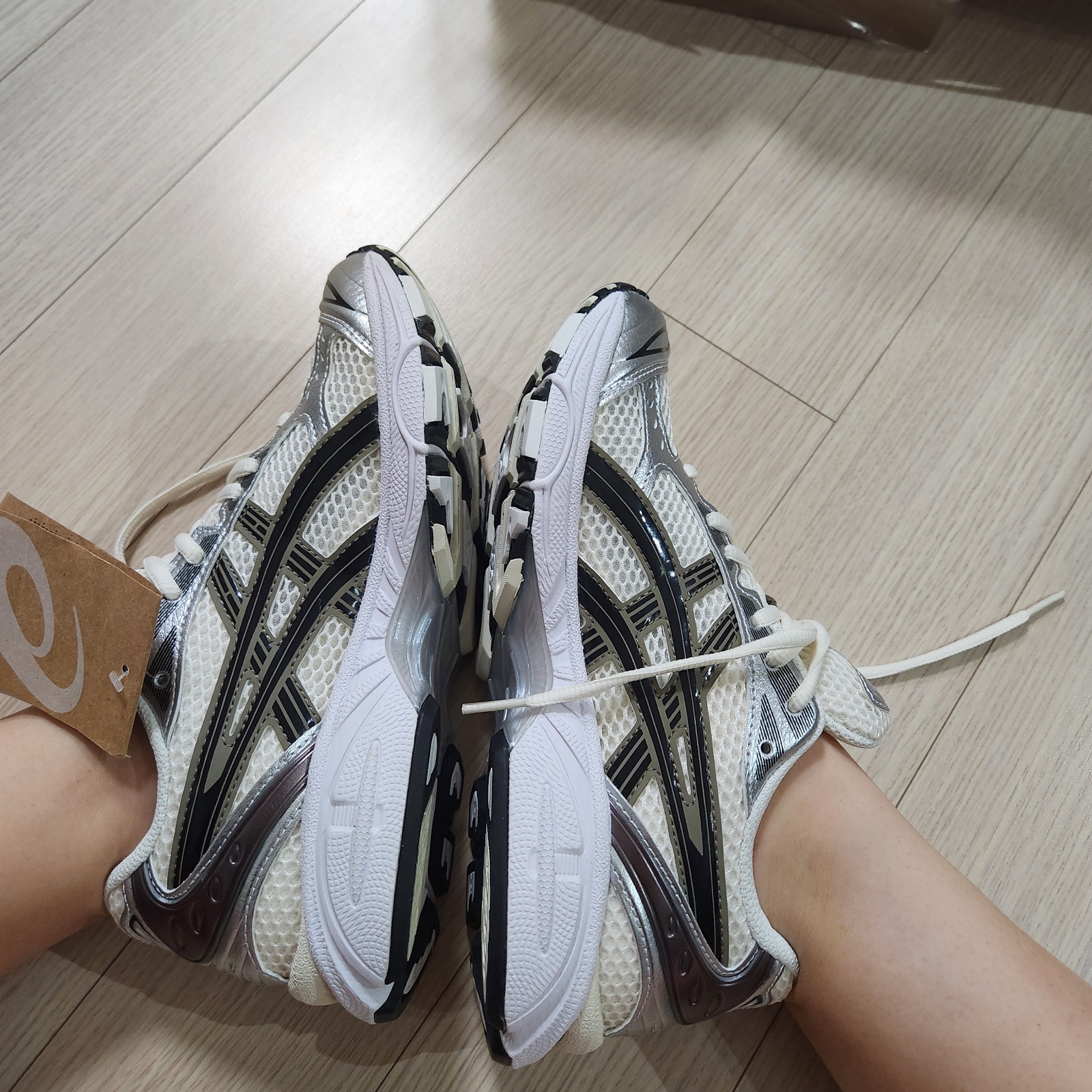 Asics Gel-Kayano 14 Cream Black 착용 스타일 - 4