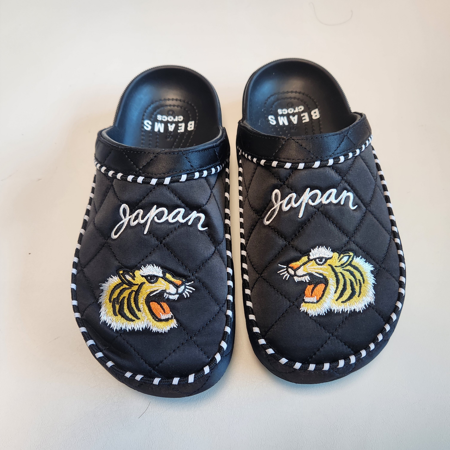 Crocs x Beams Dylan Clog Black White 착용 스타일 - 1