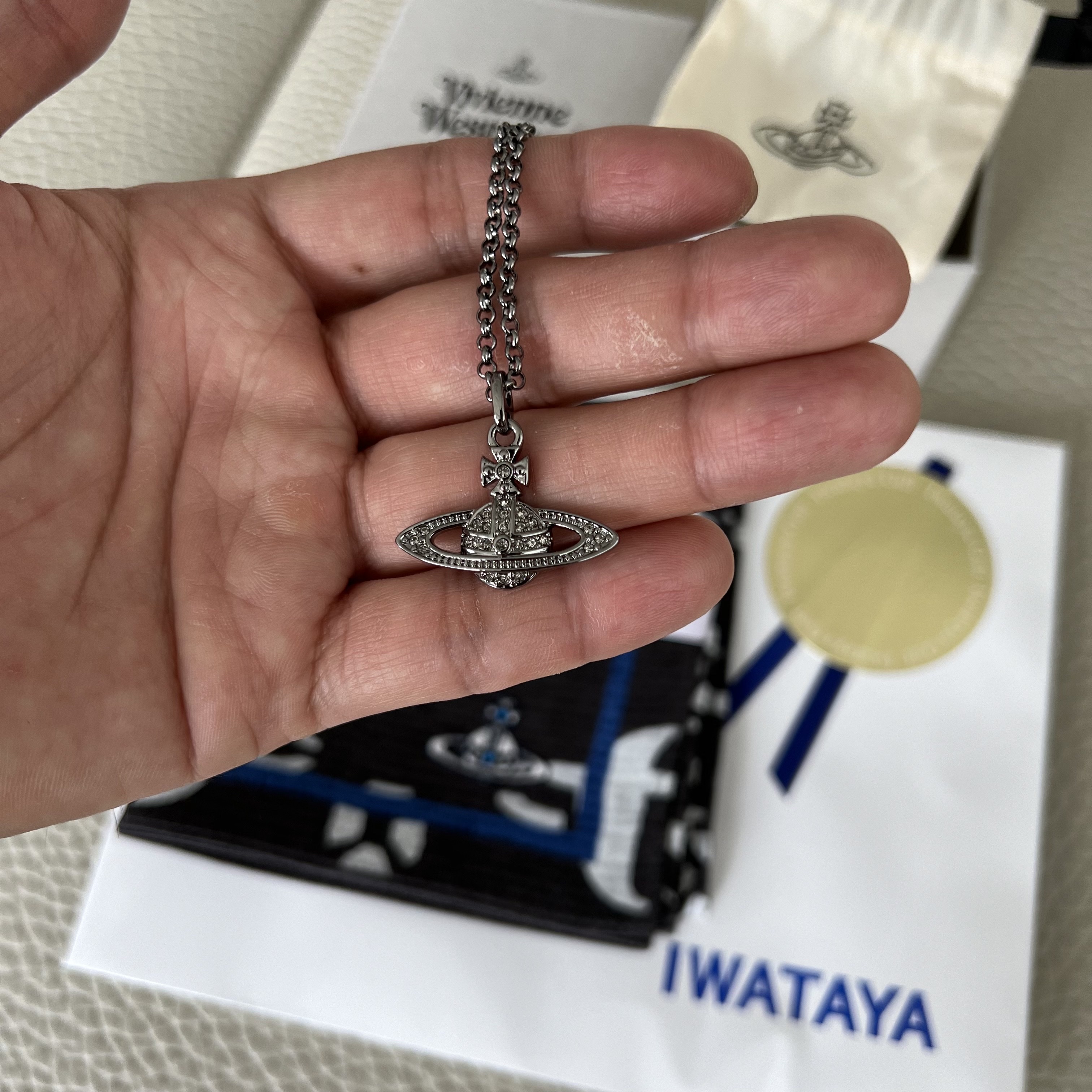 Vivienne Westwood Mayfair Bas Relief Pendant Silver 착용 스타일 - 2