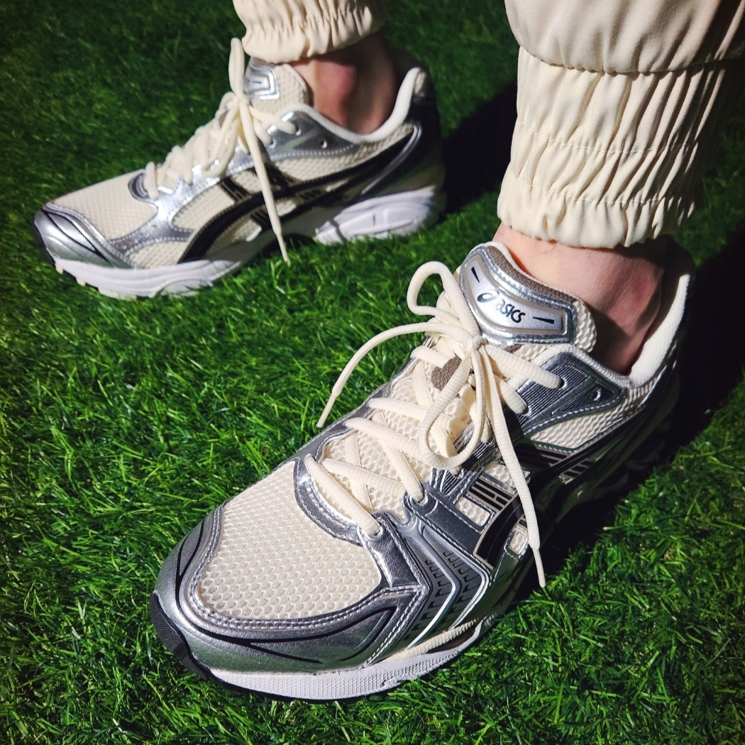 Asics Gel-Kayano 14 Cream Black 착용 스타일 - 5