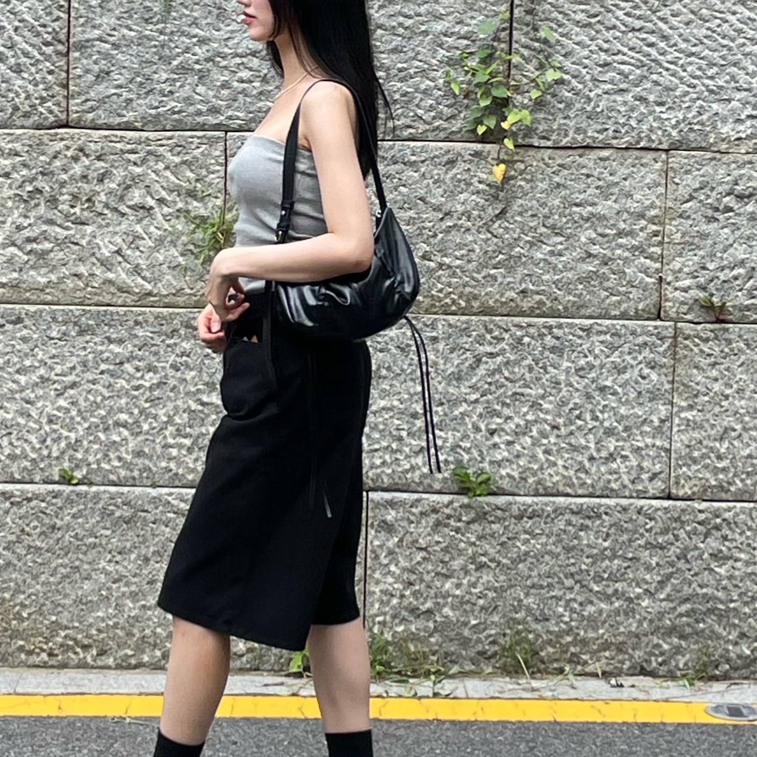Matin Kim Half Shirring Ribbon Round Bag Black 착용 스타일 - 2