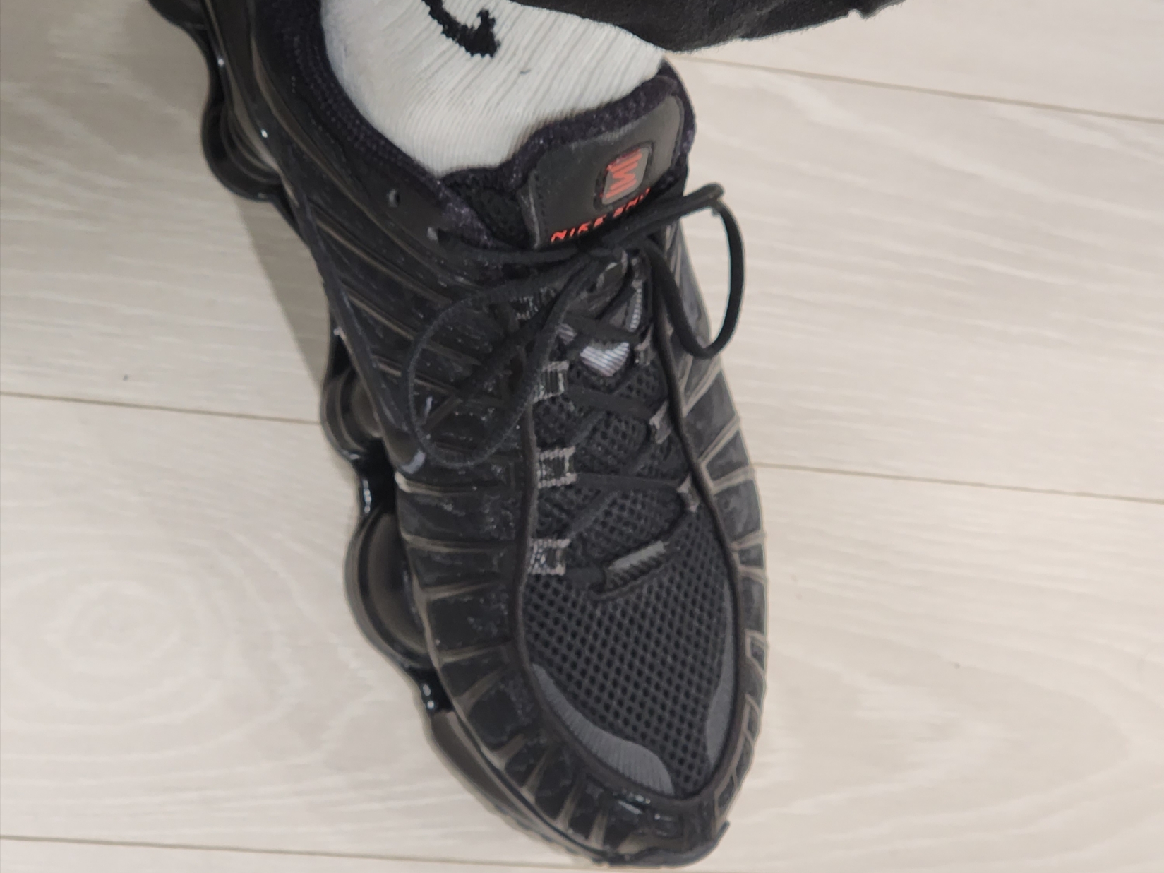(W) Nike Shox TL Black and Max Orange 착용 스타일 - 3
