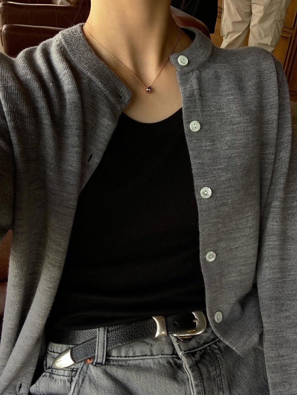 Siyazu SIKN2126 Merino Wool Minimal Cardigan Melange gray 착용 스타일 - 2