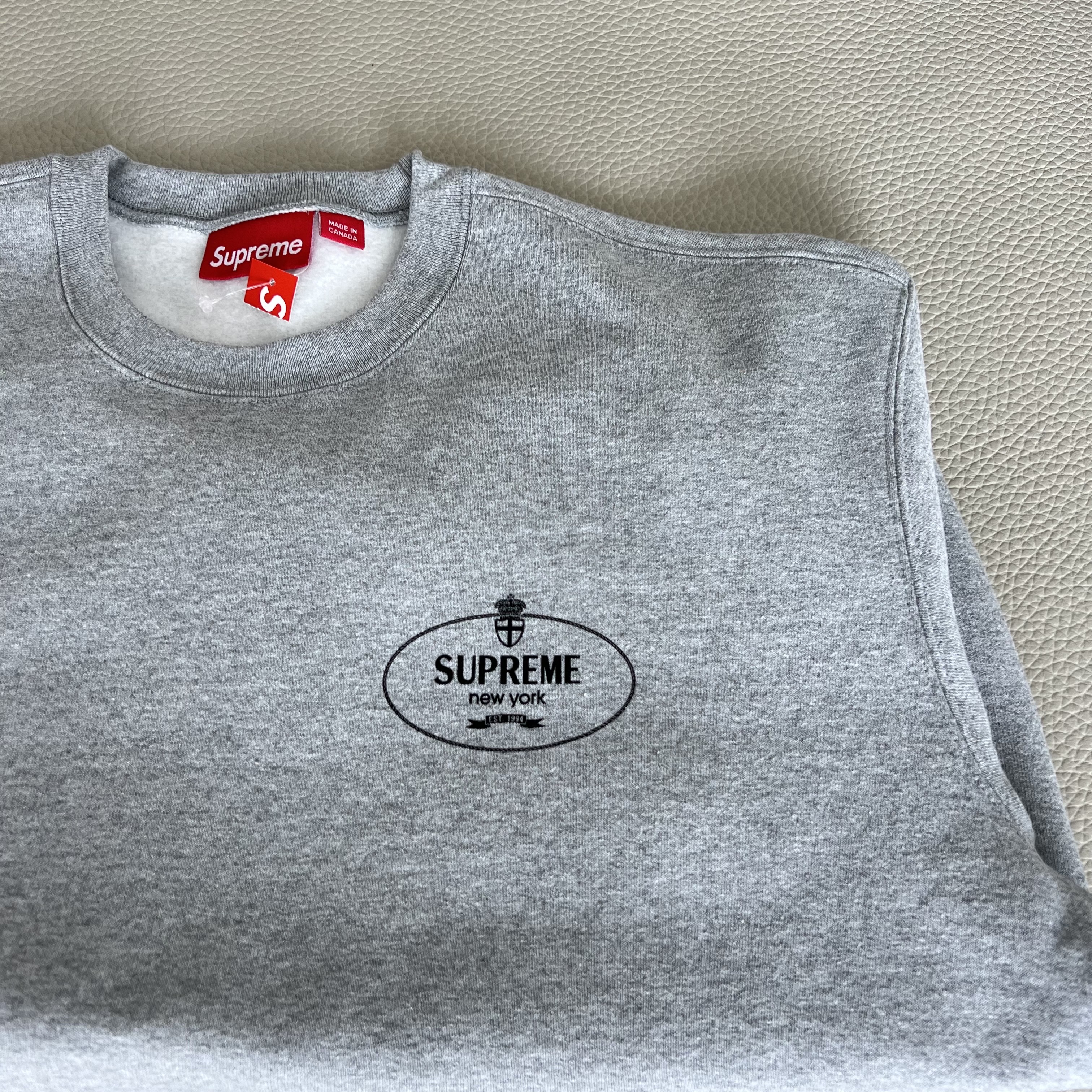 Supreme Crest Crewneck Heather Grey - 24FW 착용 스타일 - 2