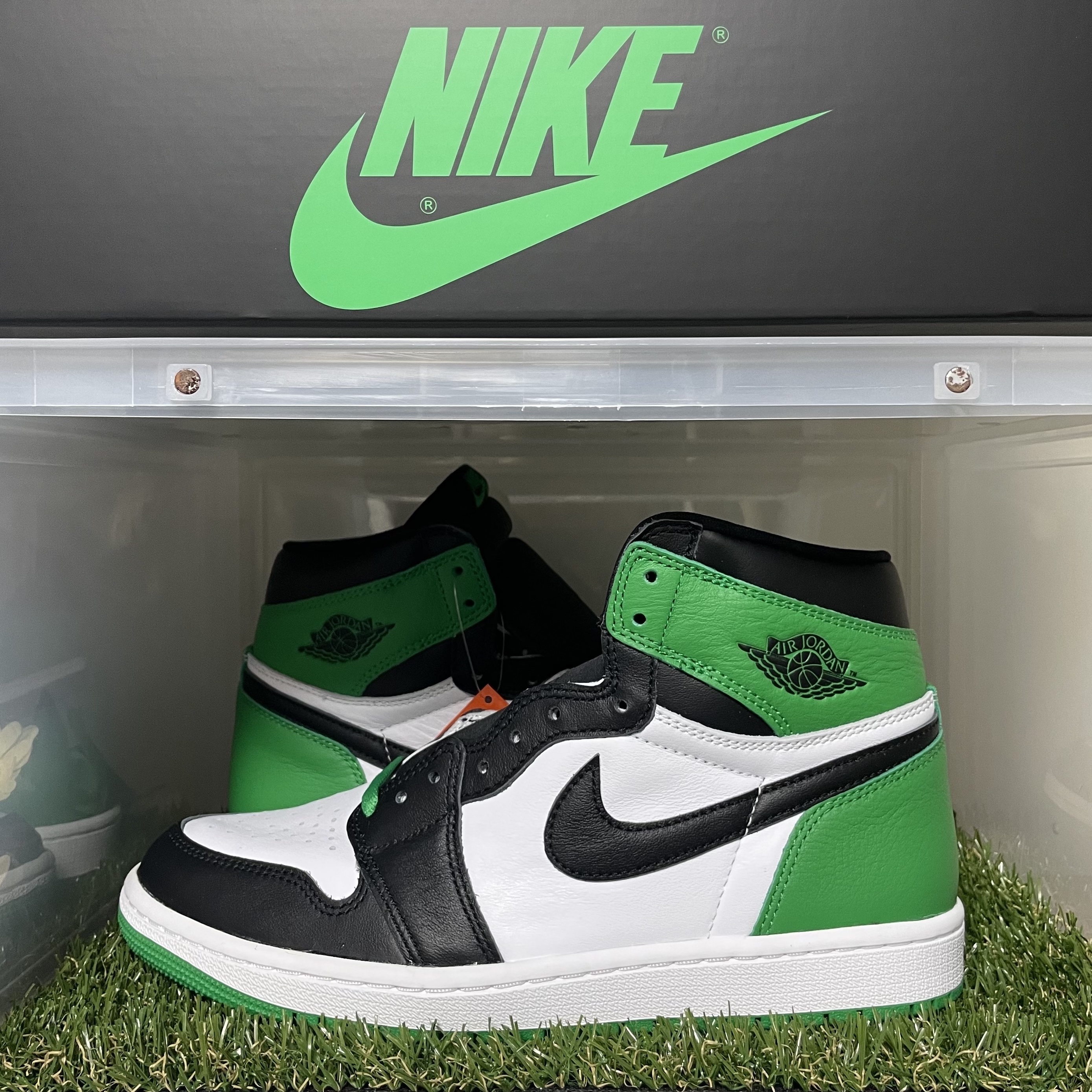Jordan 1 Retro High OG Black and Lucky Green 착용 스타일