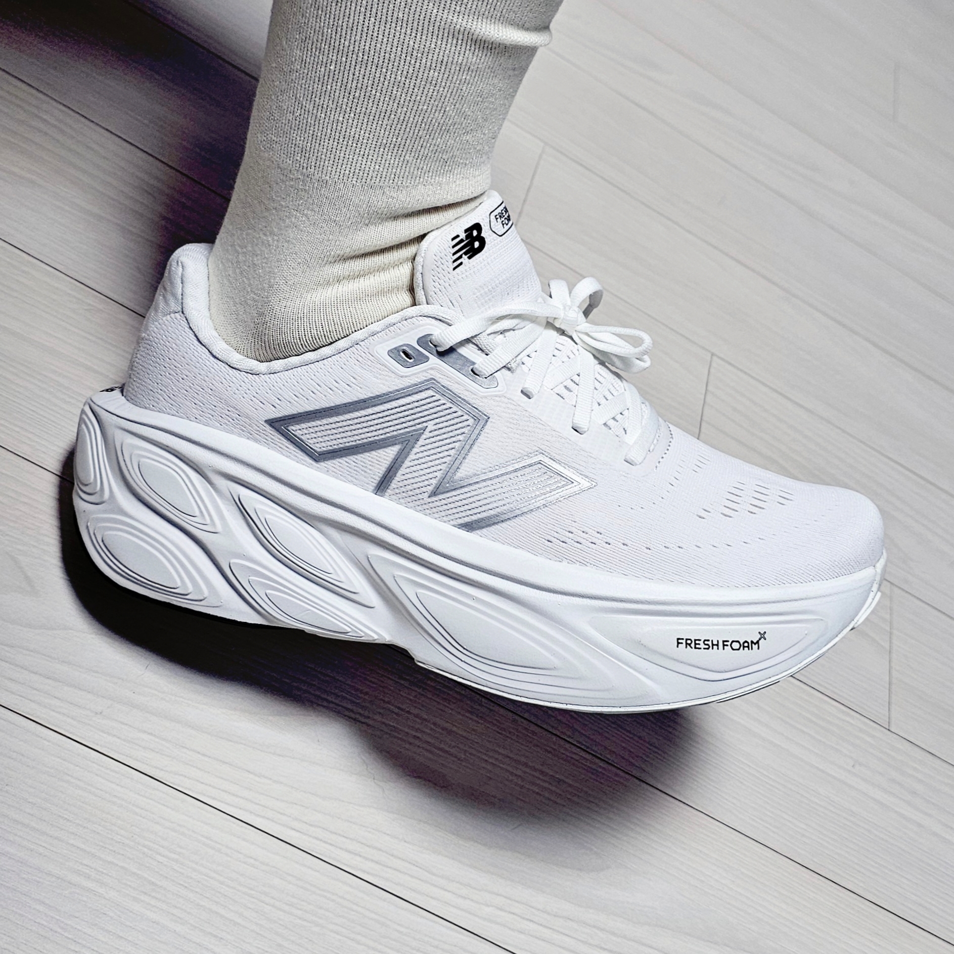 New Balance Fresh Foam X More v5 White - D Standard 착용 스타일