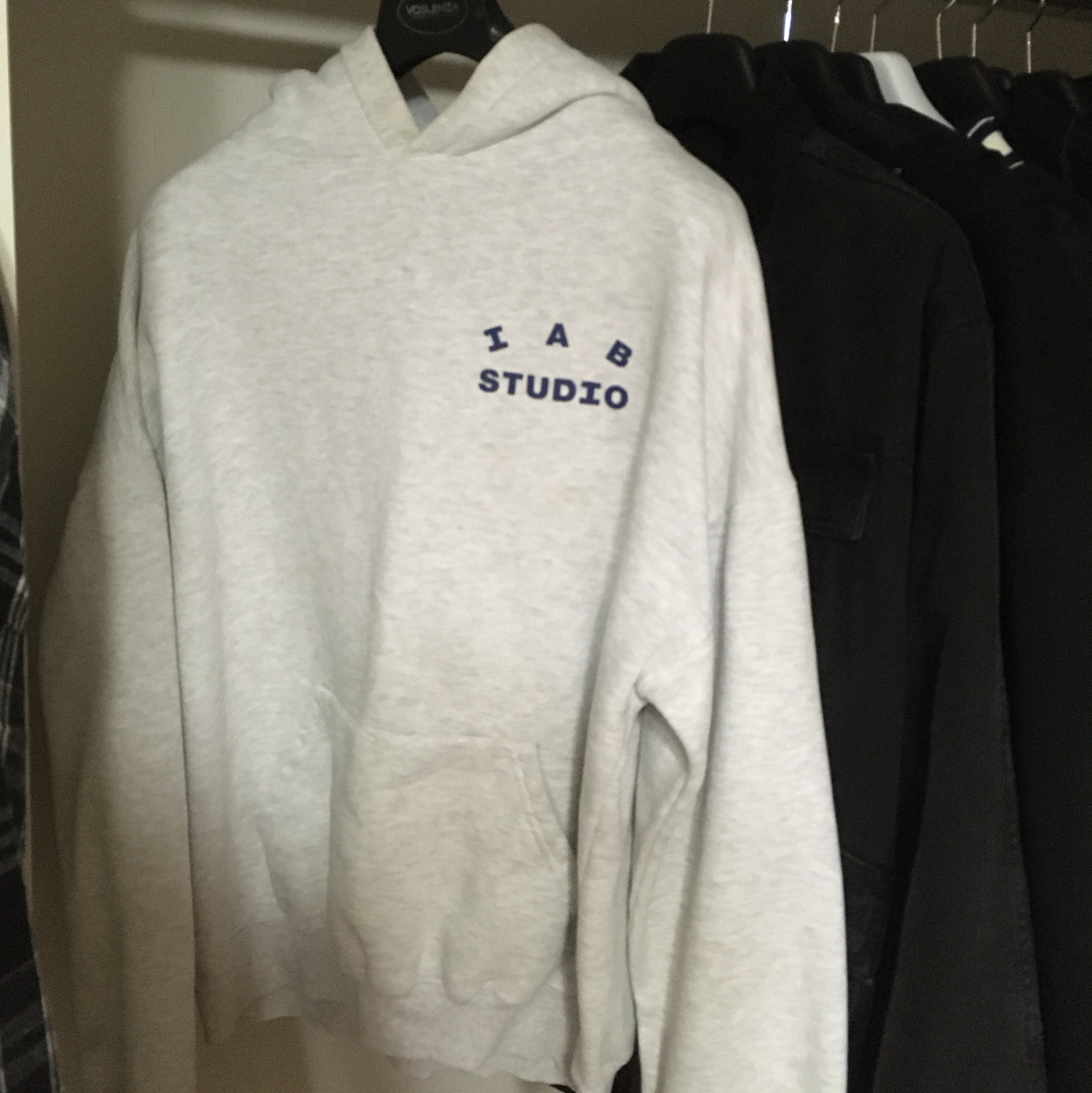 IAB Studio Hoodie Light Gray 착용 스타일