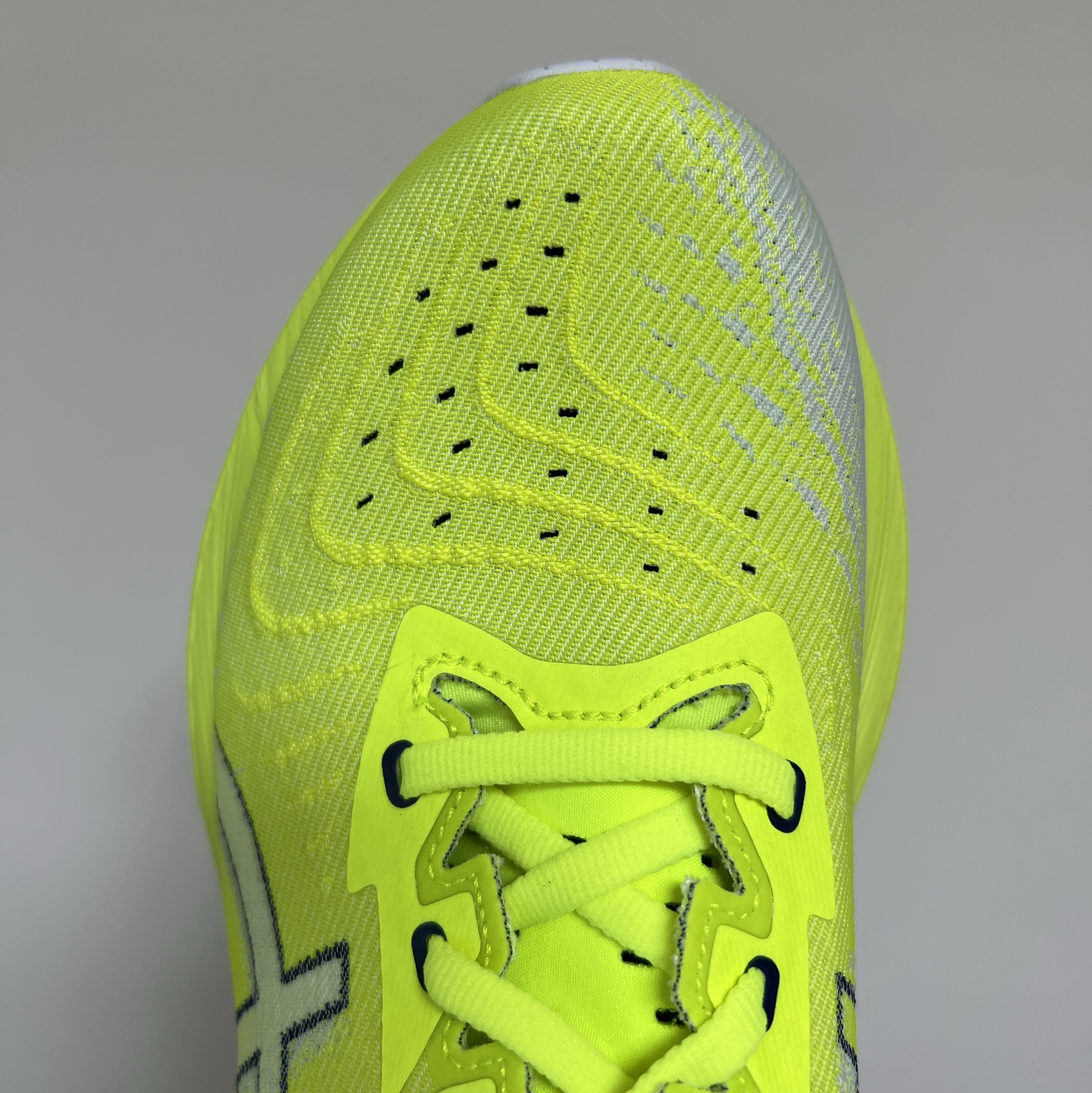 Asics Novablast 4 Safety Yellow Cool Grey 착용 스타일 - 2