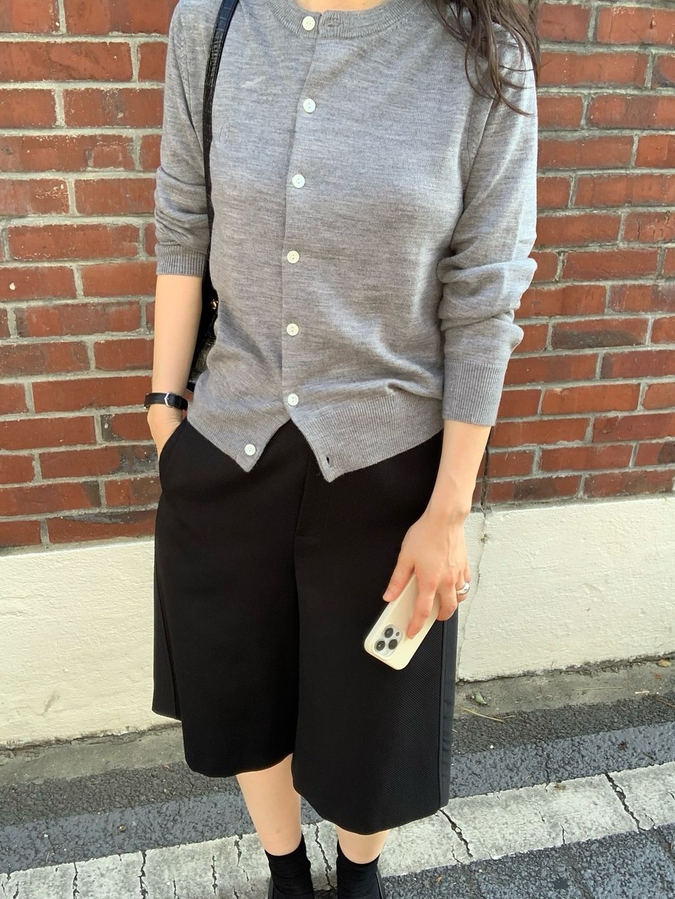 Siyazu SIKN2126 Merino Wool Minimal Cardigan Melange gray 착용 스타일 - 4