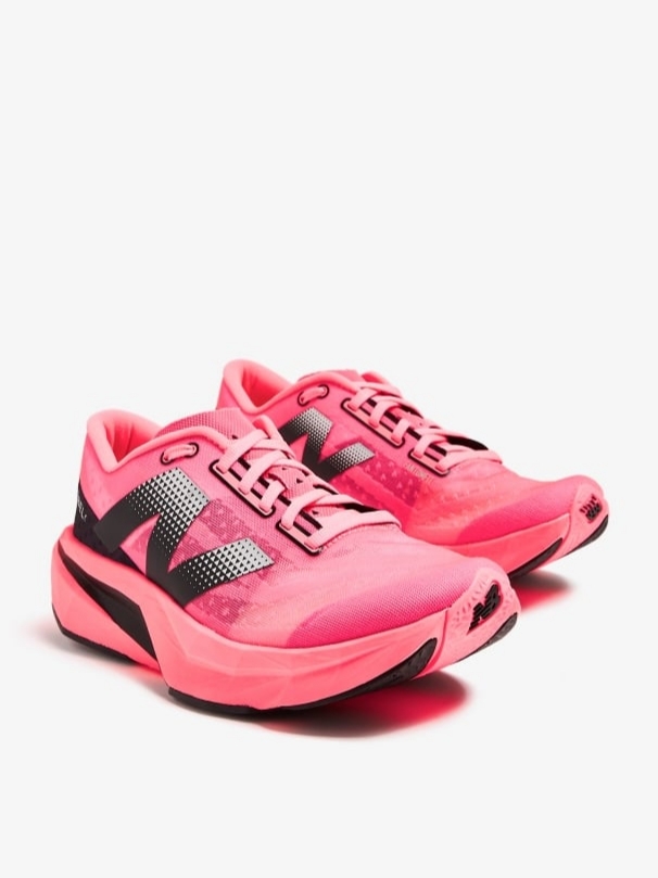 (W) New Balance FuelCell Rebel v4 Ultra Pink Black - D Wide, New Balance Fuelcell Rebel v4 Ultra Pink Black - 2E Wide 착용 스타일