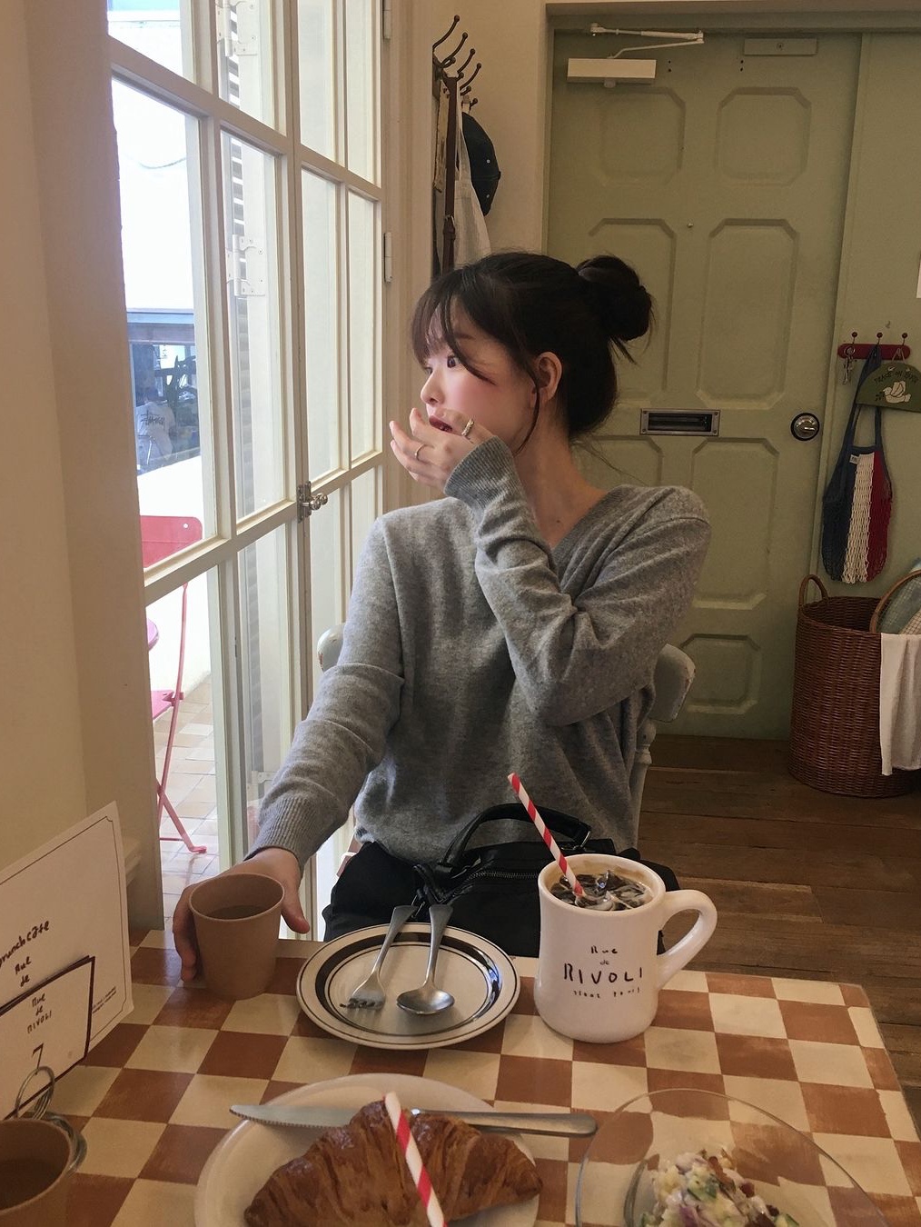 [예약 배송] Siyazu SIKN2124 V-neck Single Knit Gray 착용 스타일 - 3