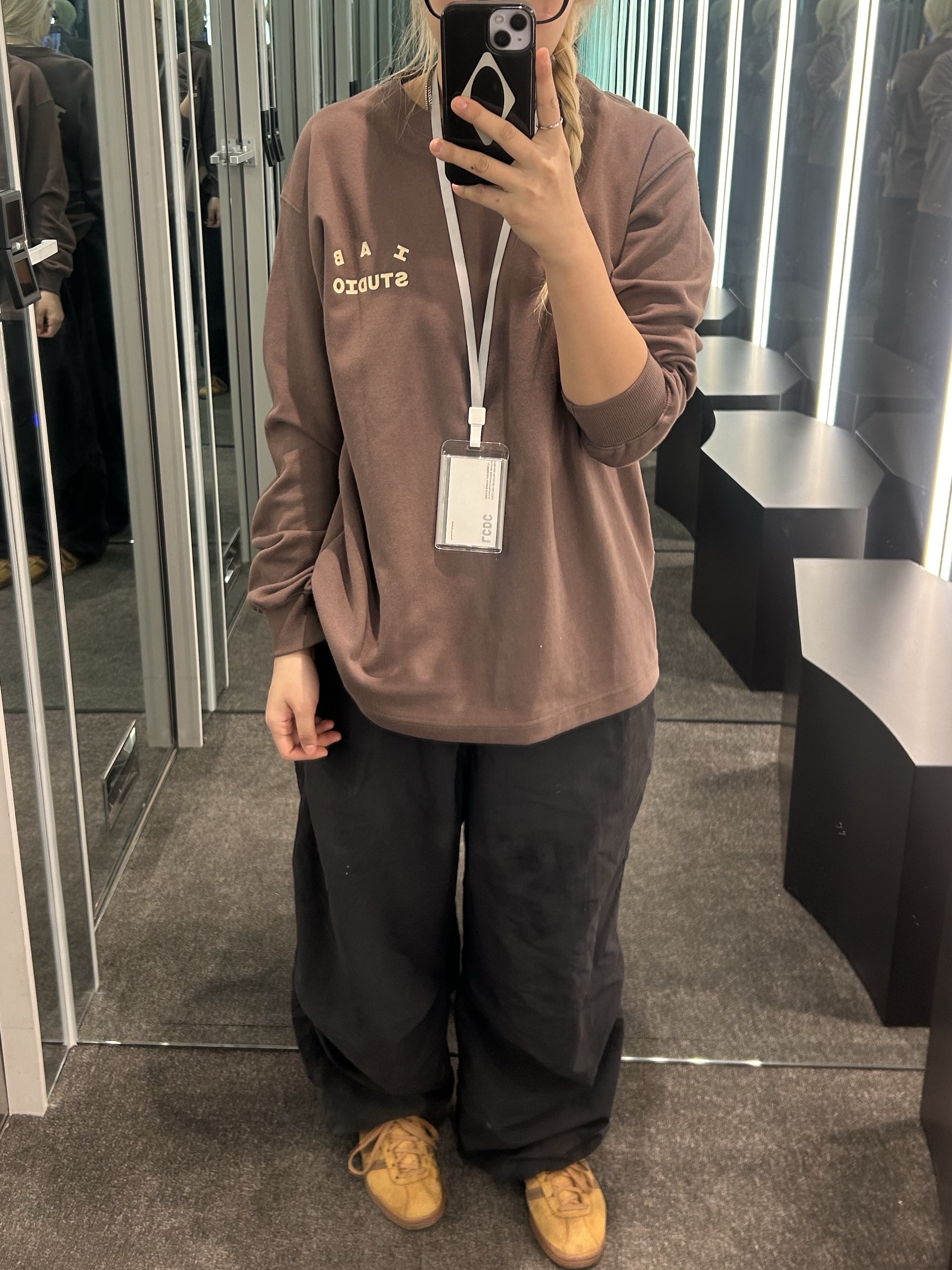 IAB Studio Long Sleeve Choco Cream 착용 스타일