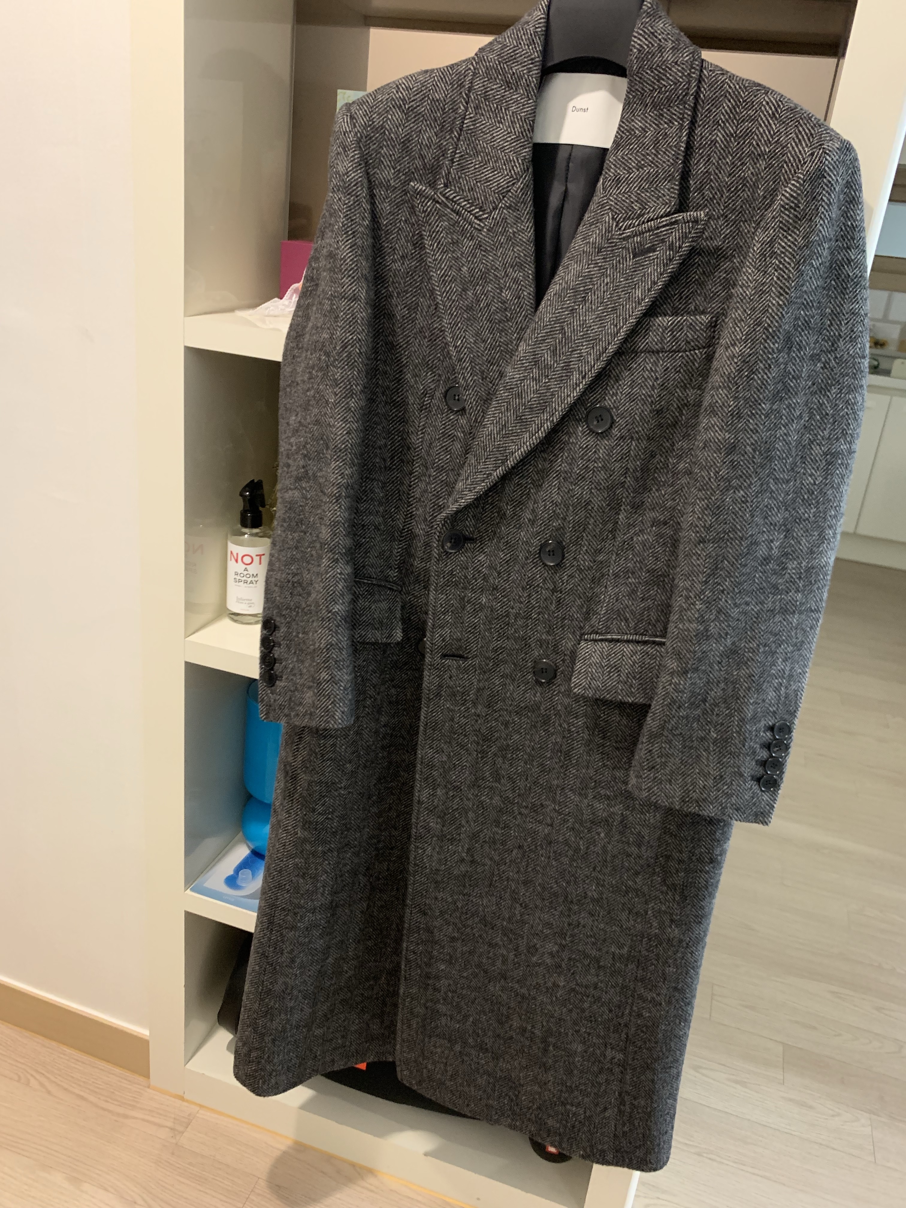 Dunst Tailored Double-Breasted Wool Coat Charcoal Herringbone 착용 스타일