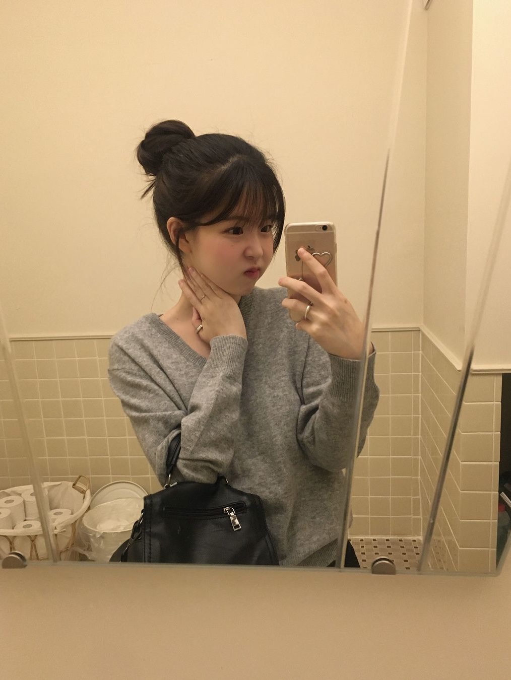 [예약 배송] Siyazu SIKN2124 V-neck Single Knit Gray 착용 스타일 - 2