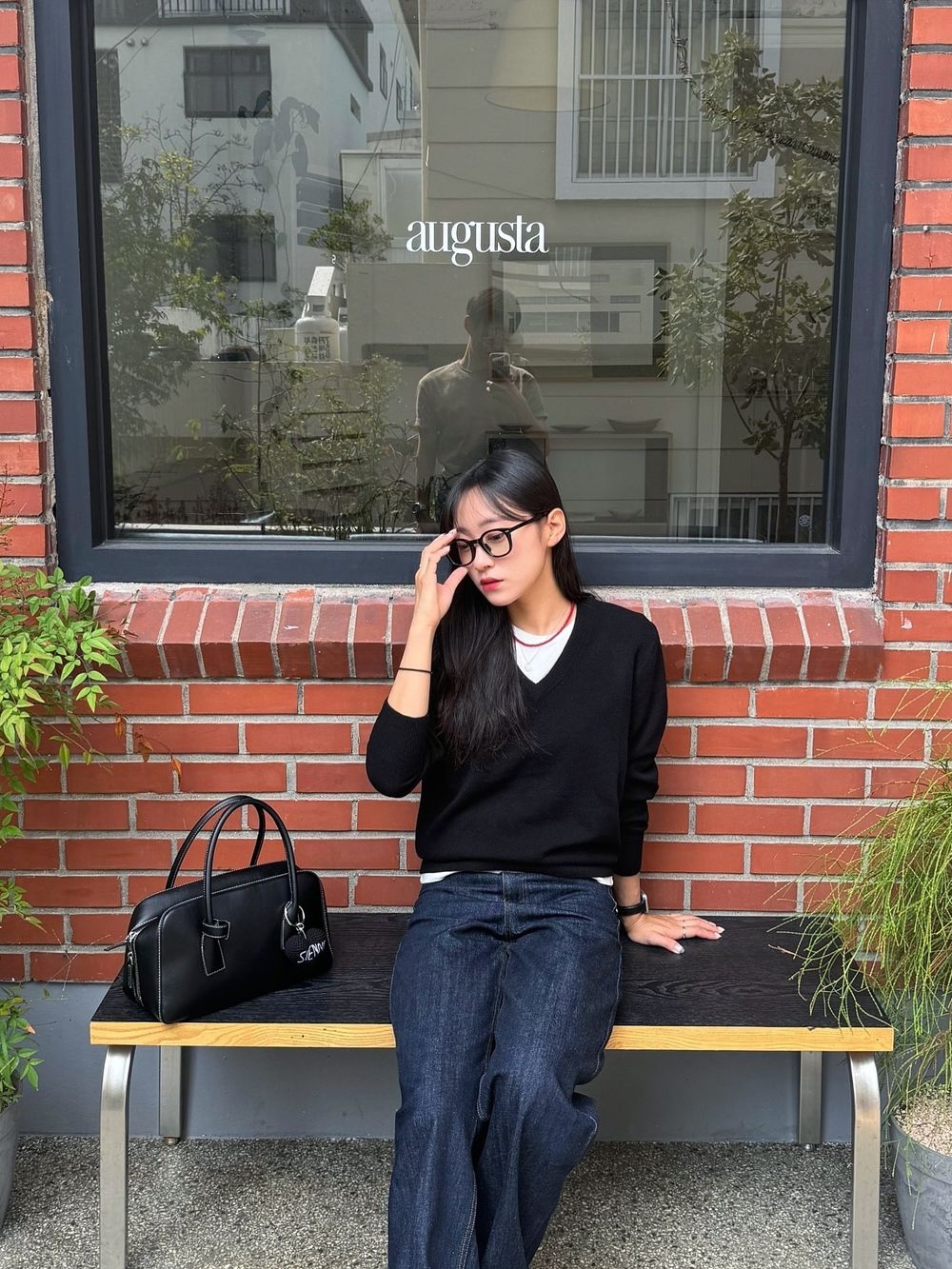 Siyazu SIKN2124 V neck Single Knit Black 착용 스타일 - 3