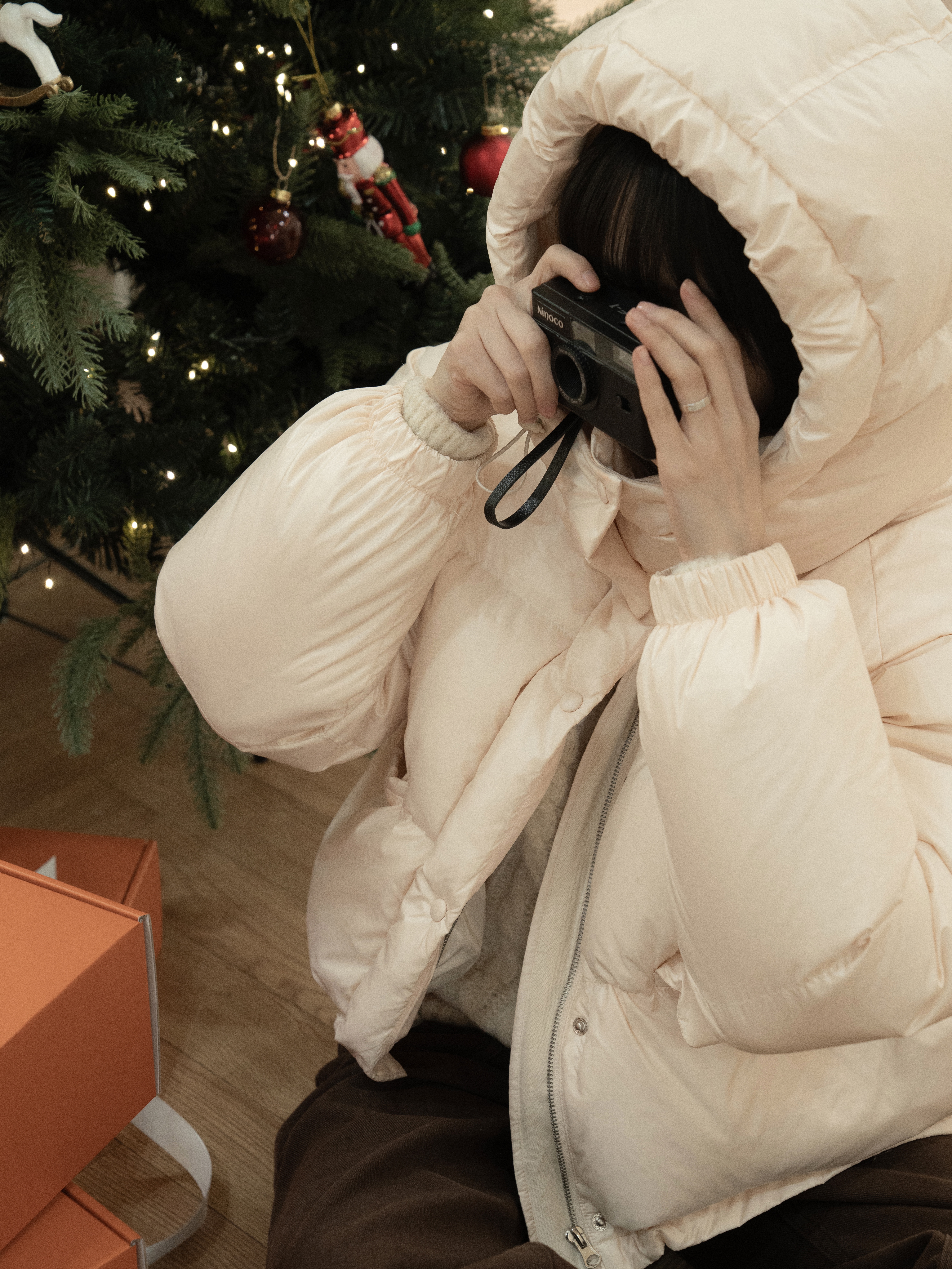 Siyazu SIOT4090 Duck Down Glossy Hoodie Jacket Pearl Cream 착용 스타일 - 2