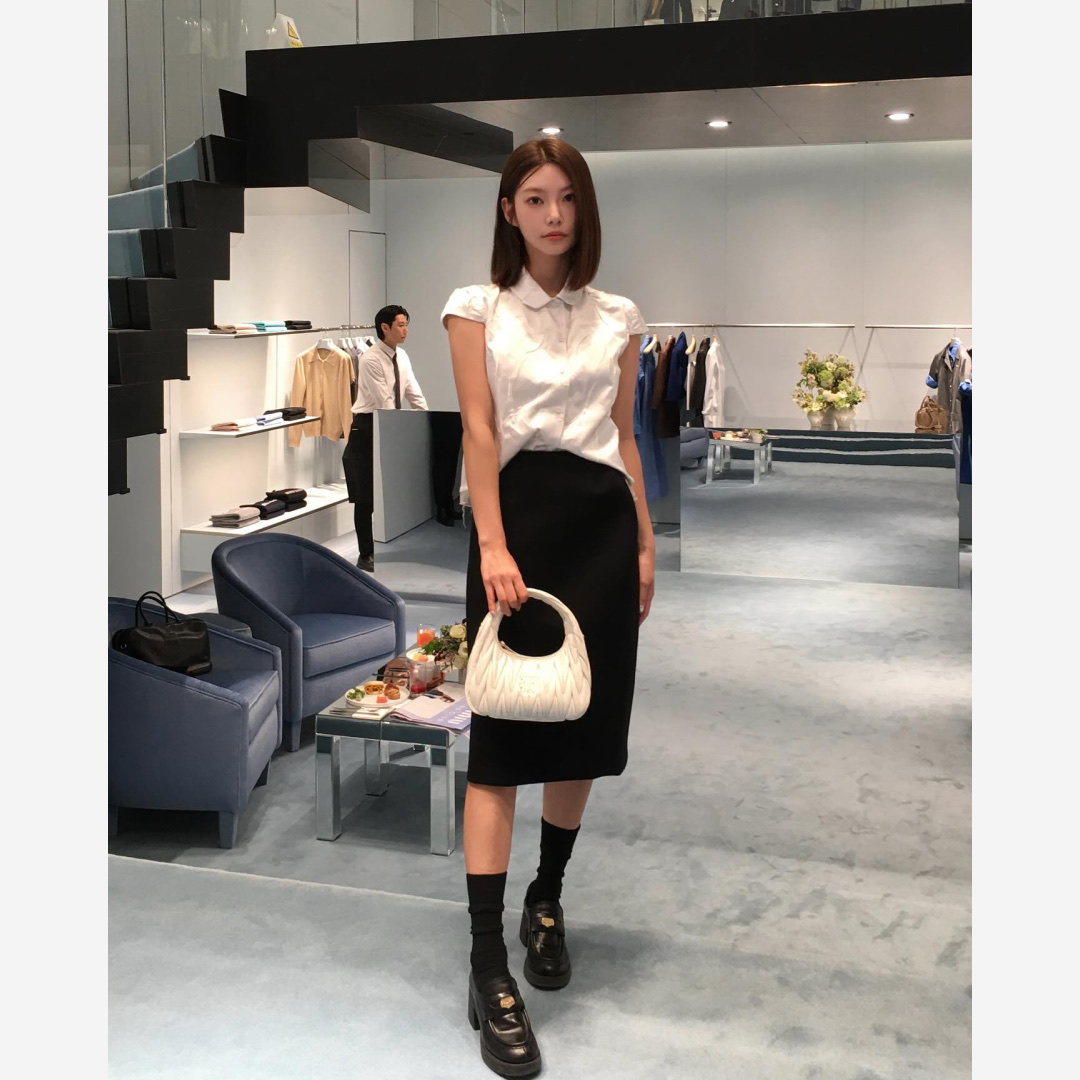 (W) Miu Miu Leather Penny Loafers Black 착용 스타일 - 2