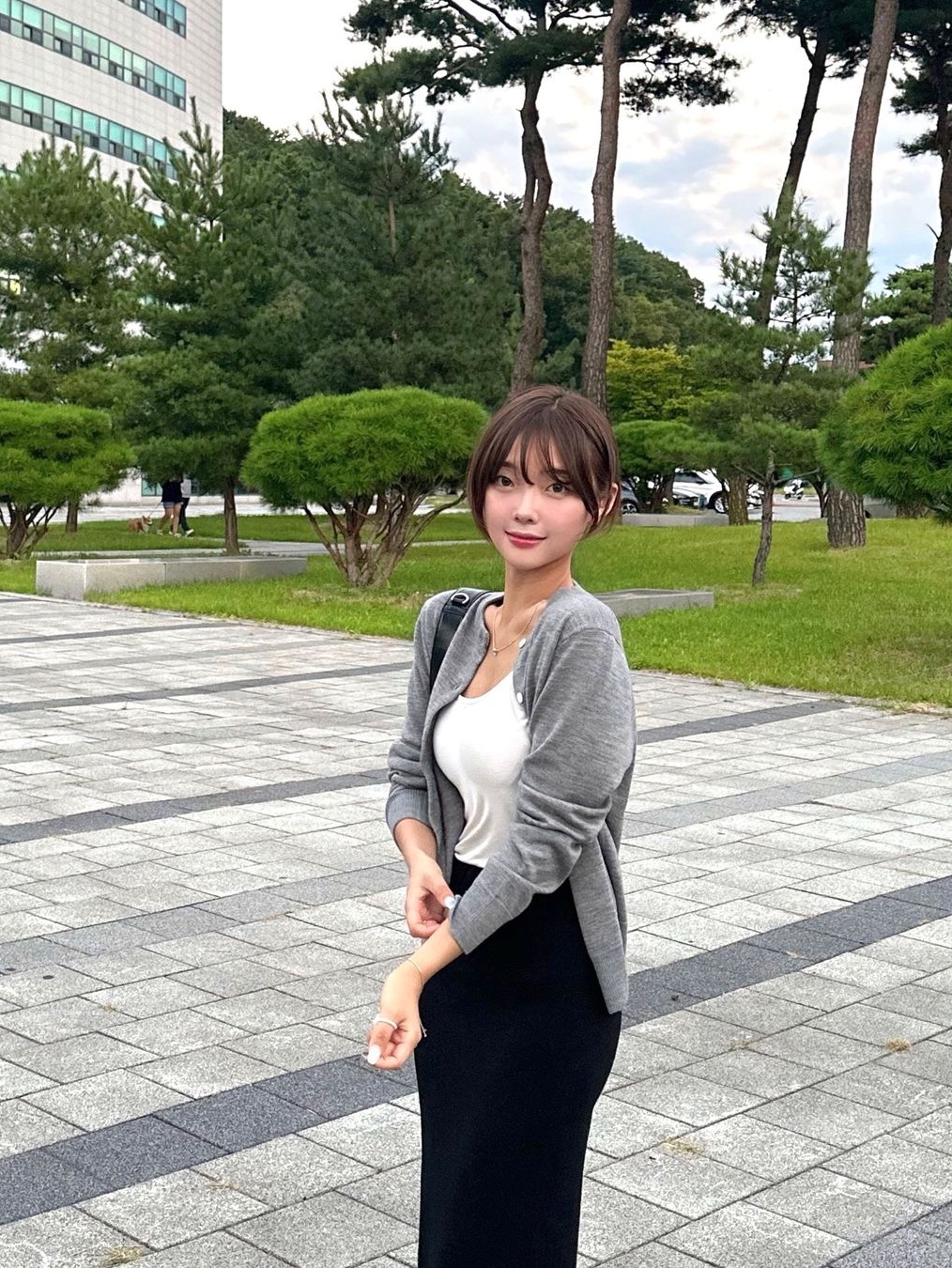 Siyazu SIKN2126 Merino Wool Minimal Cardigan Melange gray 착용 스타일 - 2