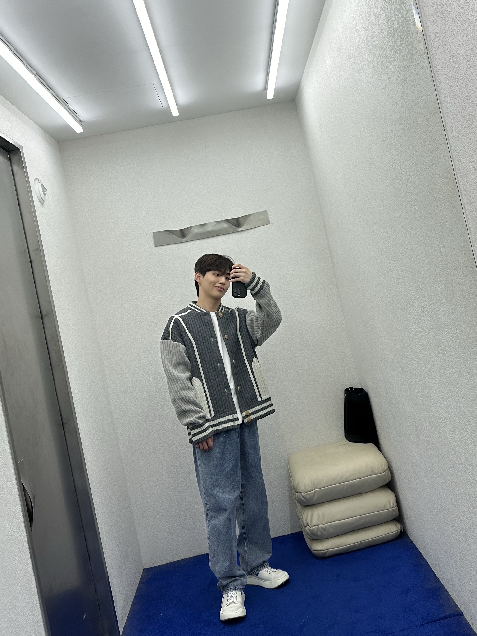 Ader Error Tomb Cardigan Grey, Ader Error Log; Canv White 착용 스타일 - 1