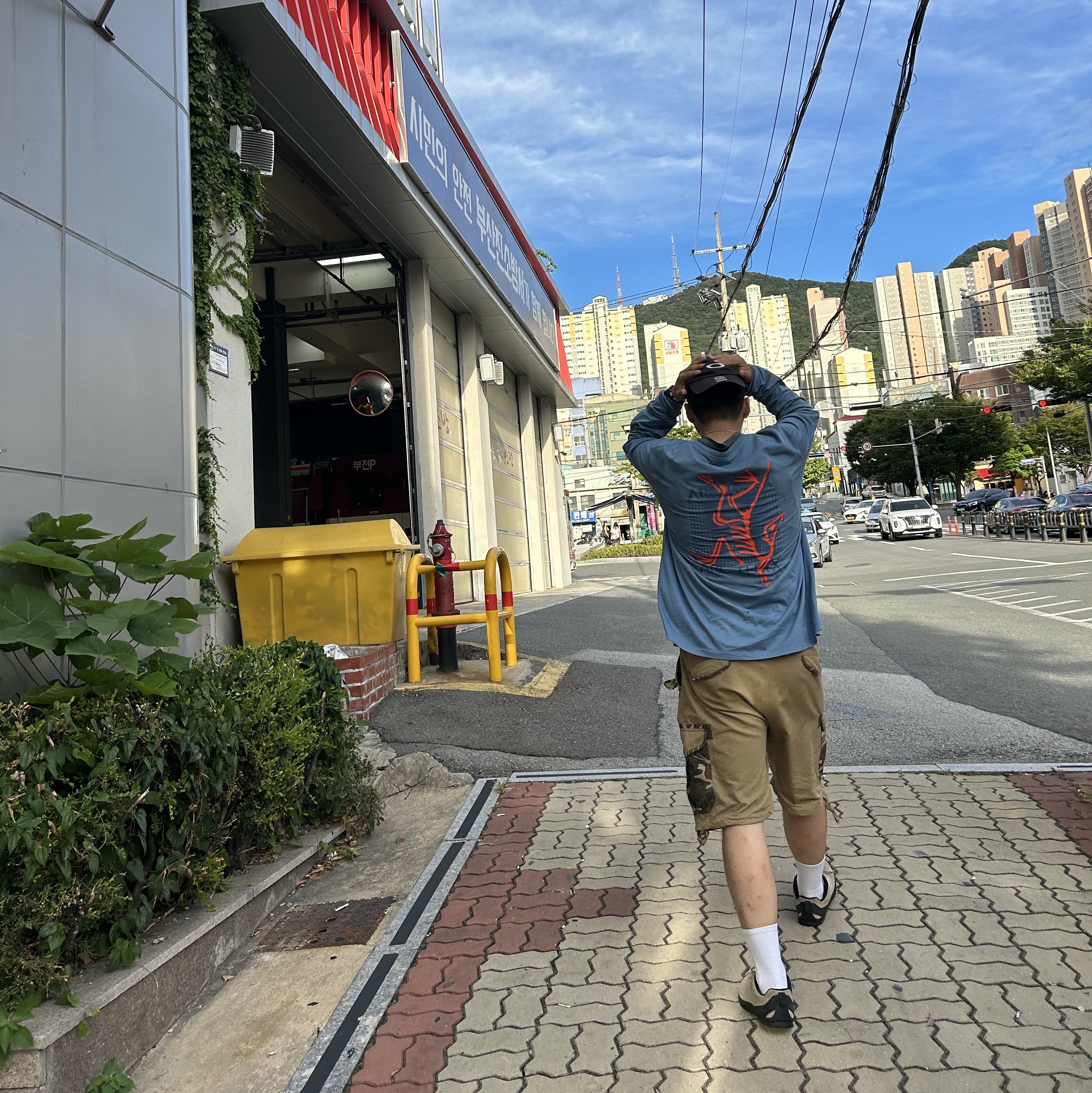 Arc'teryx Arc'Multi Bird Logo LS T-Shirt Stone Wash 착용 스타일