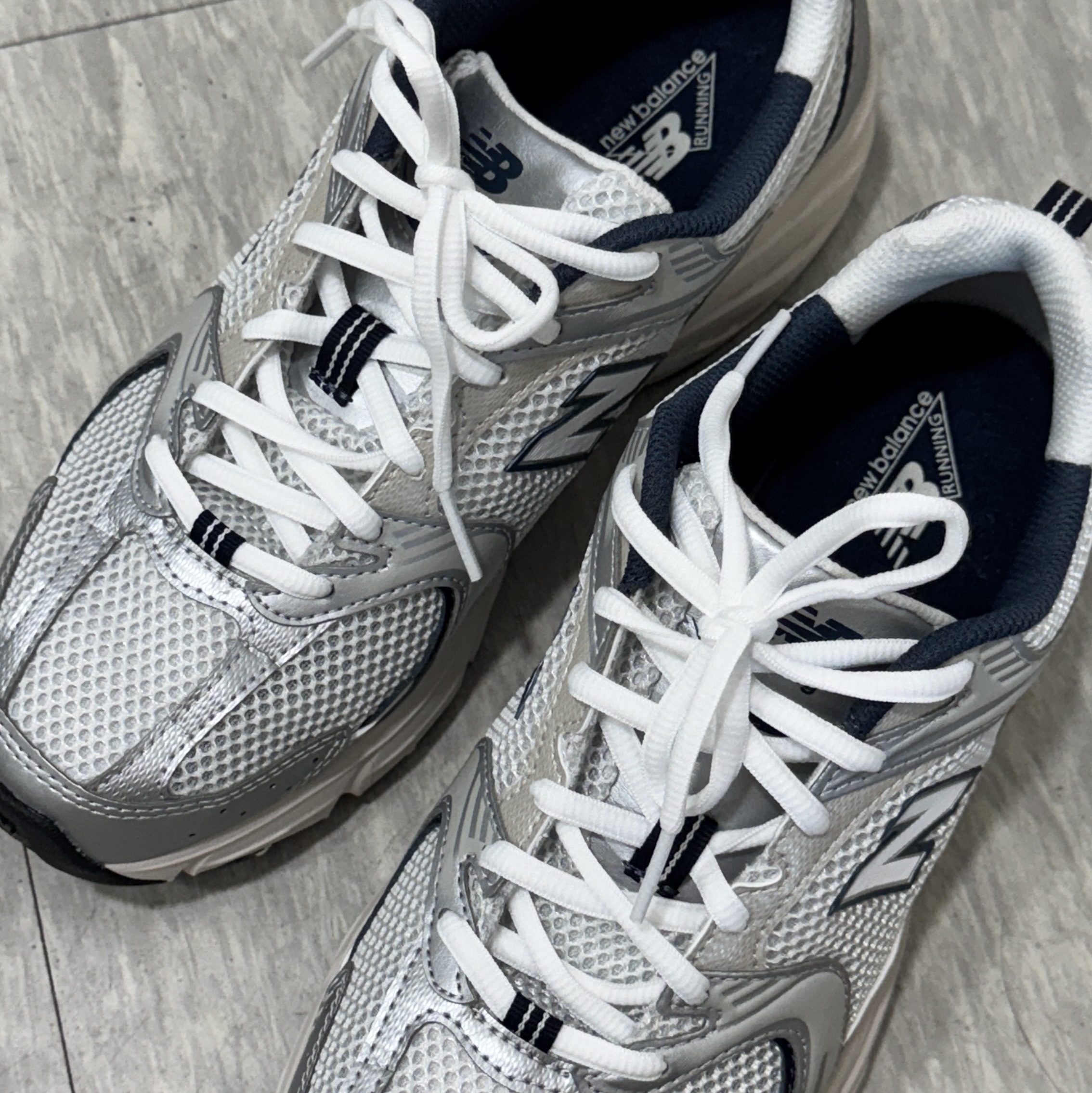 New Balance 530 Steel Grey 착용 스타일 - 1