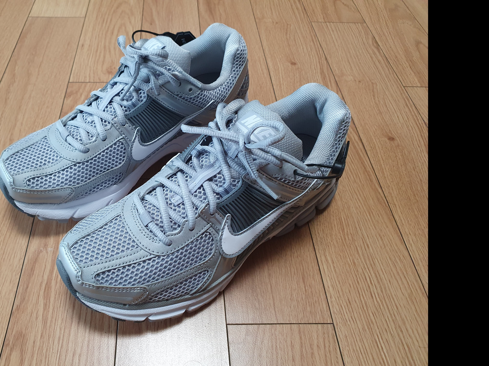 Nike Zoom Vomero 5 Wolf Grey White 착용 스타일 - 2