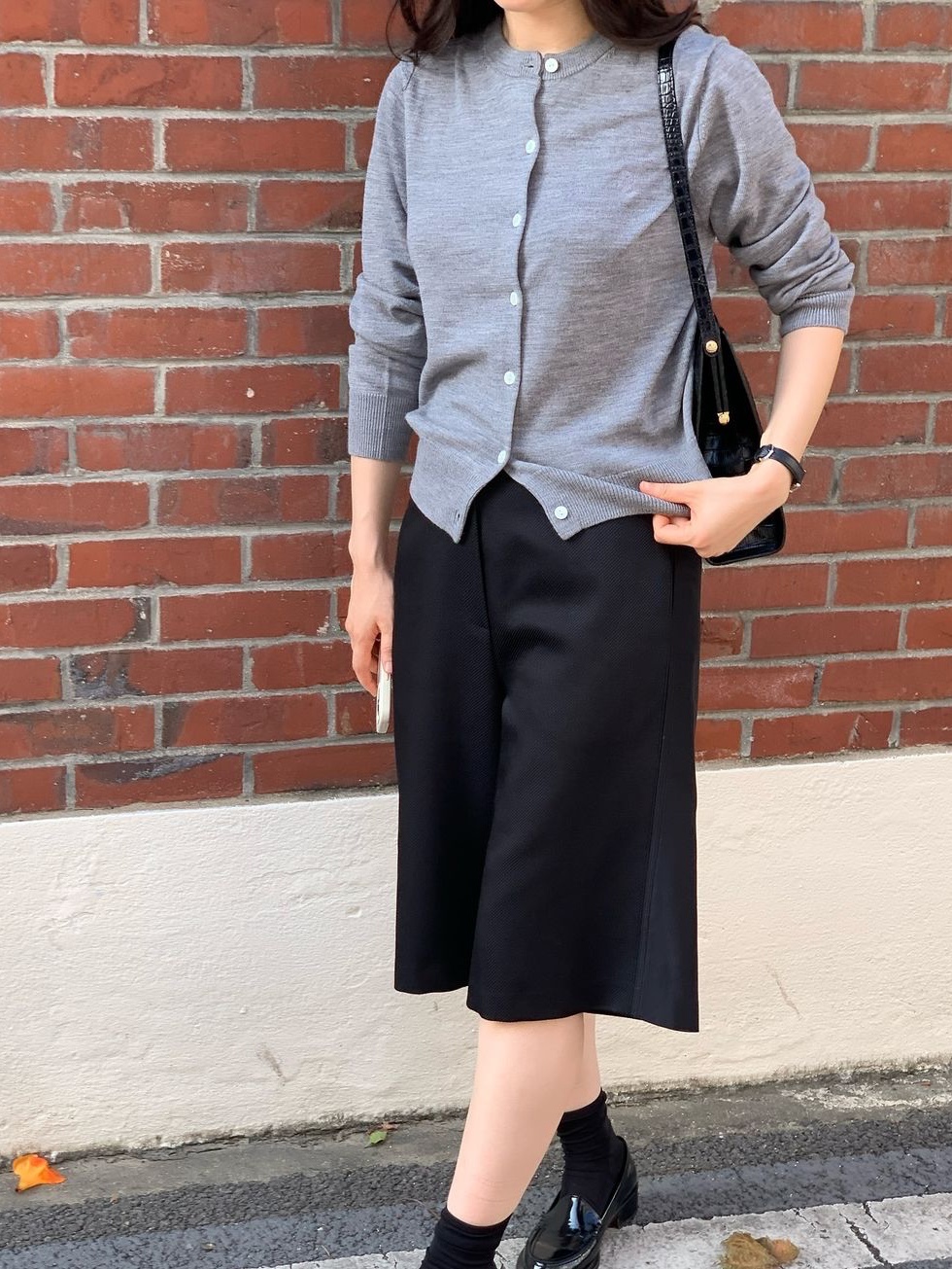 Siyazu SIKN2126 Merino Wool Minimal Cardigan Melange gray 착용 스타일 - 2