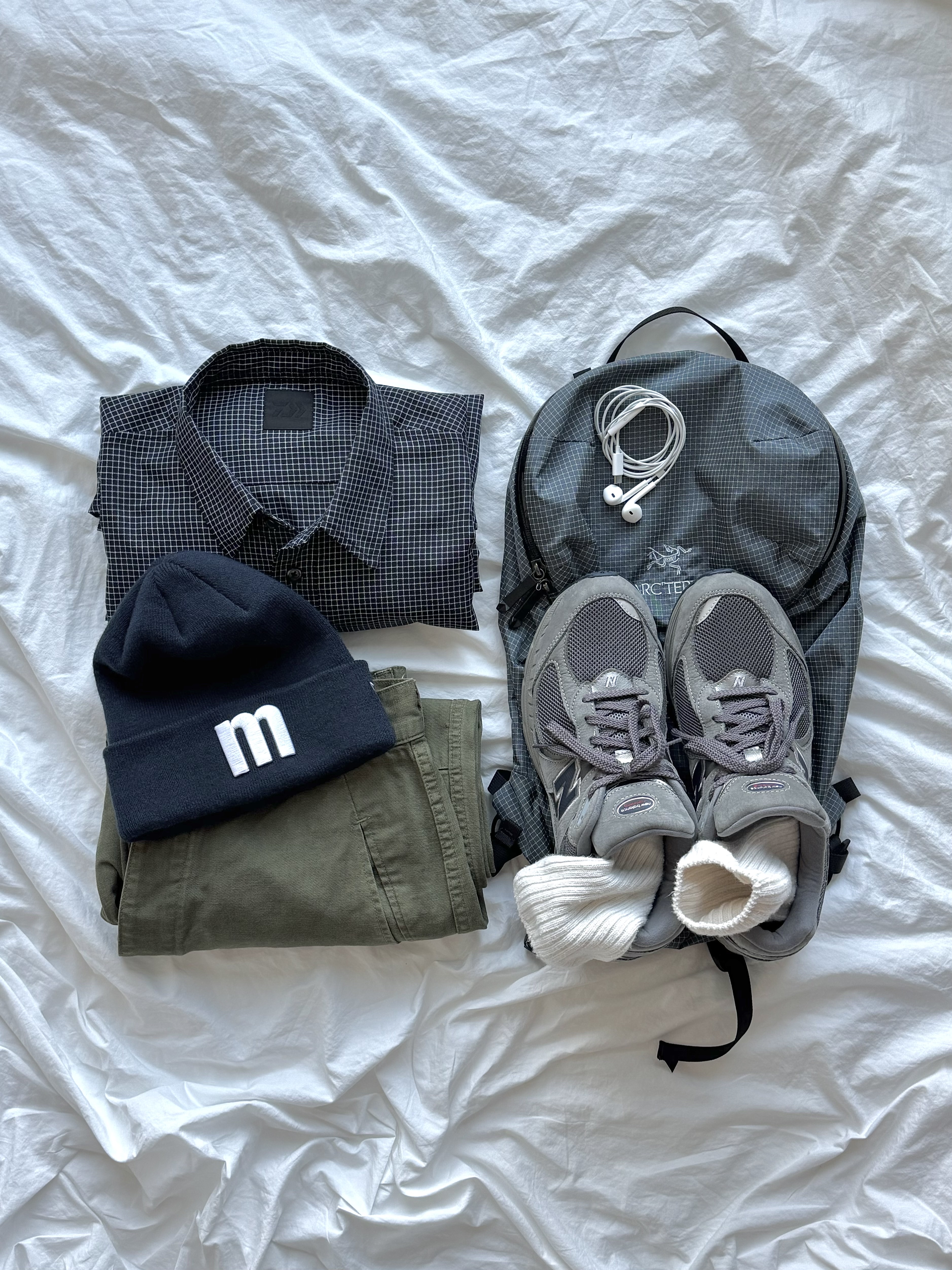 New Balance 2002R Gray, Arc'teryx Konseal 15 Backpack Neptune 착용 스타일 - 3