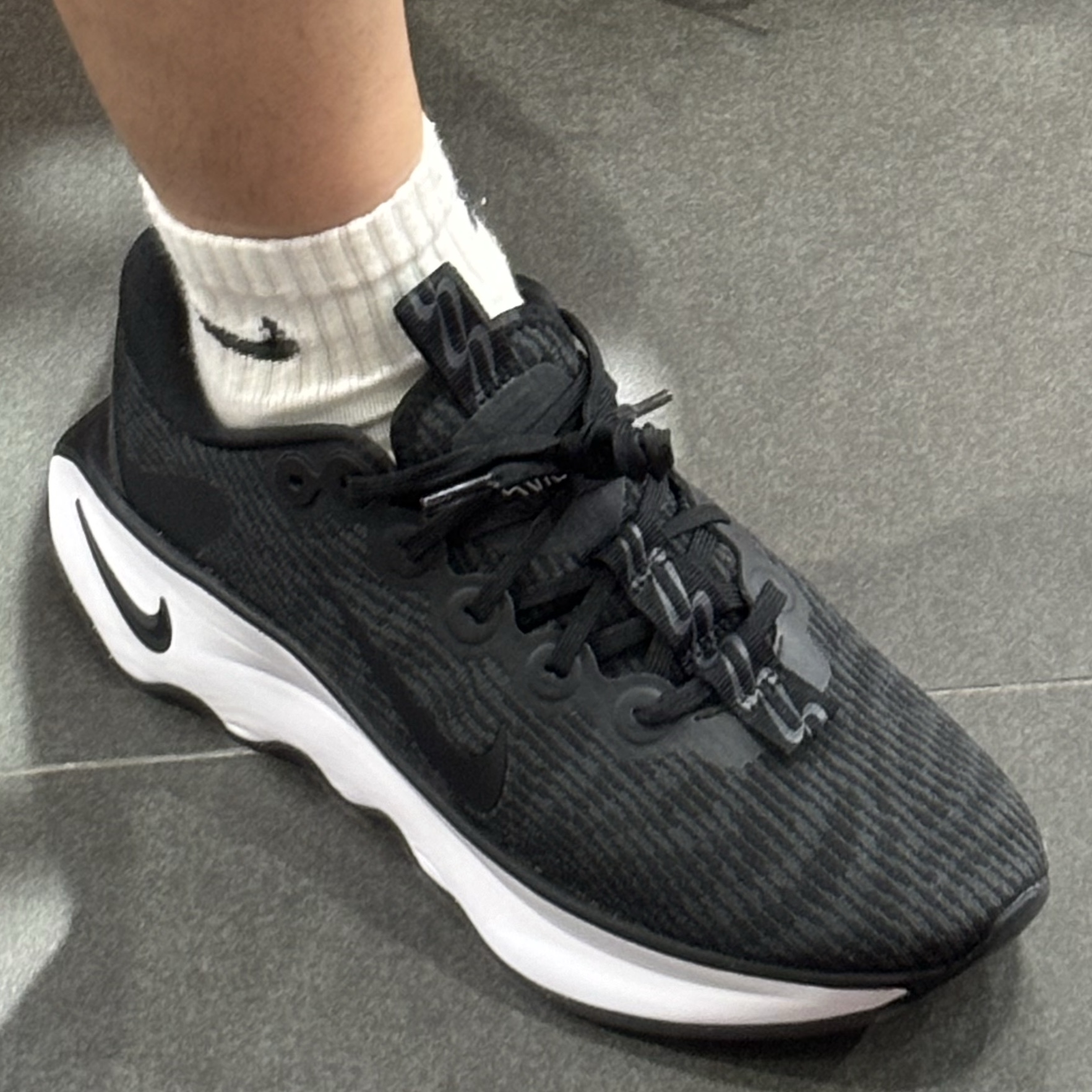 Nike Motiva Black Anthracite 착용 스타일