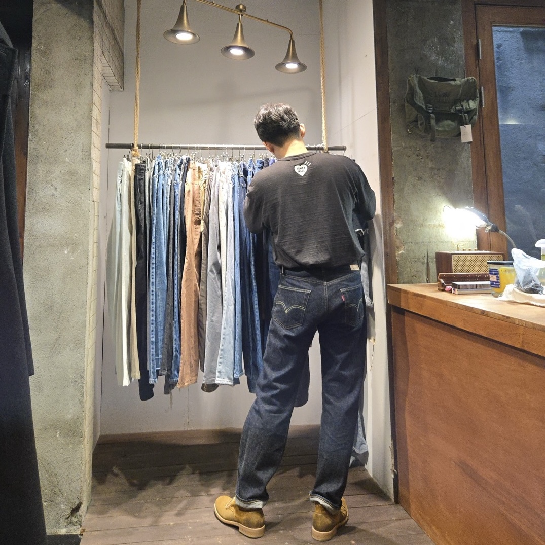 Levi's LVC 1955 Hand Drawn 501 Jeans Blue 착용 스타일 - 1