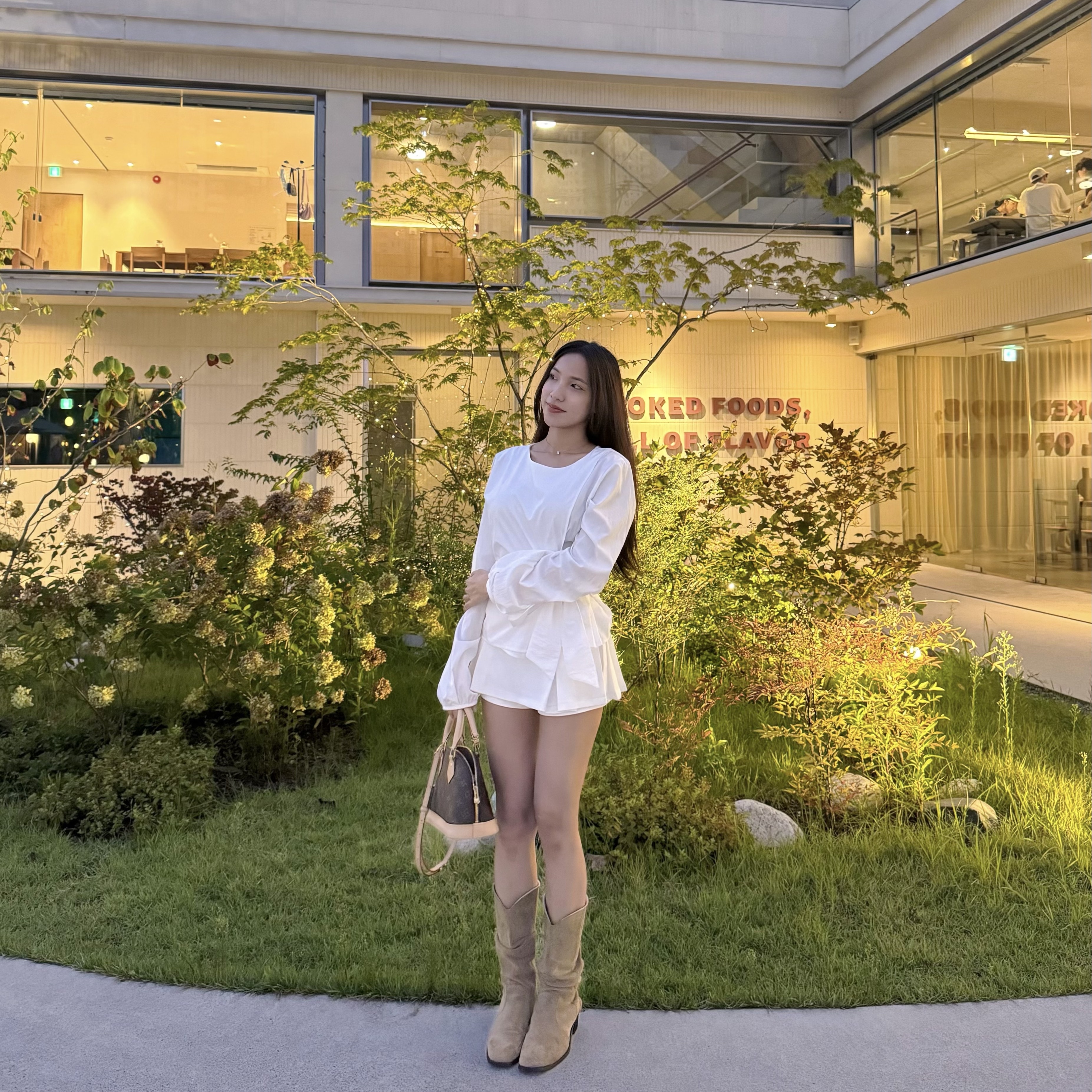 Louis Vuitton Alma BB Monogram 착용 스타일