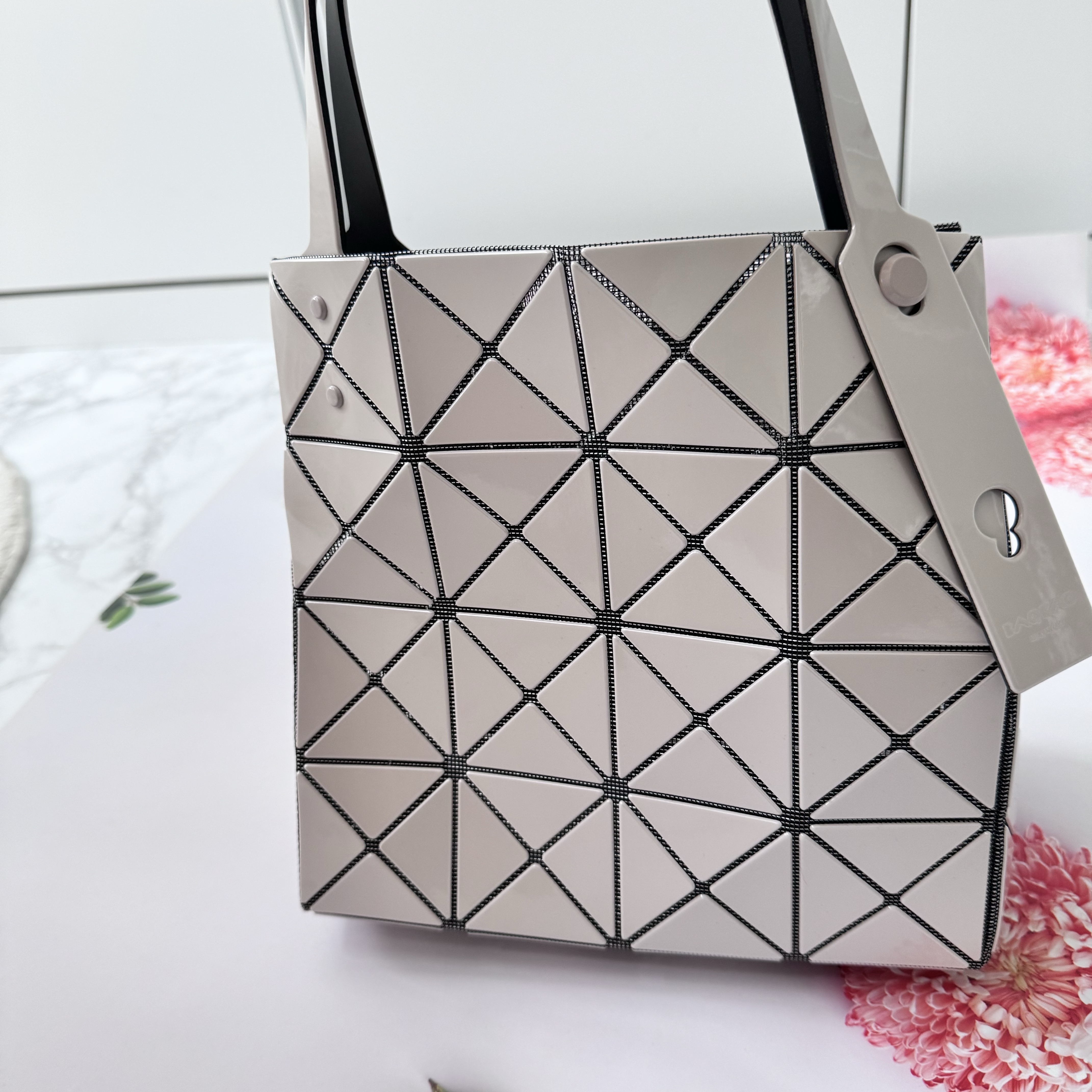 Bao Bao Issey Miyake Carat Handbag White 착용 스타일 - 2