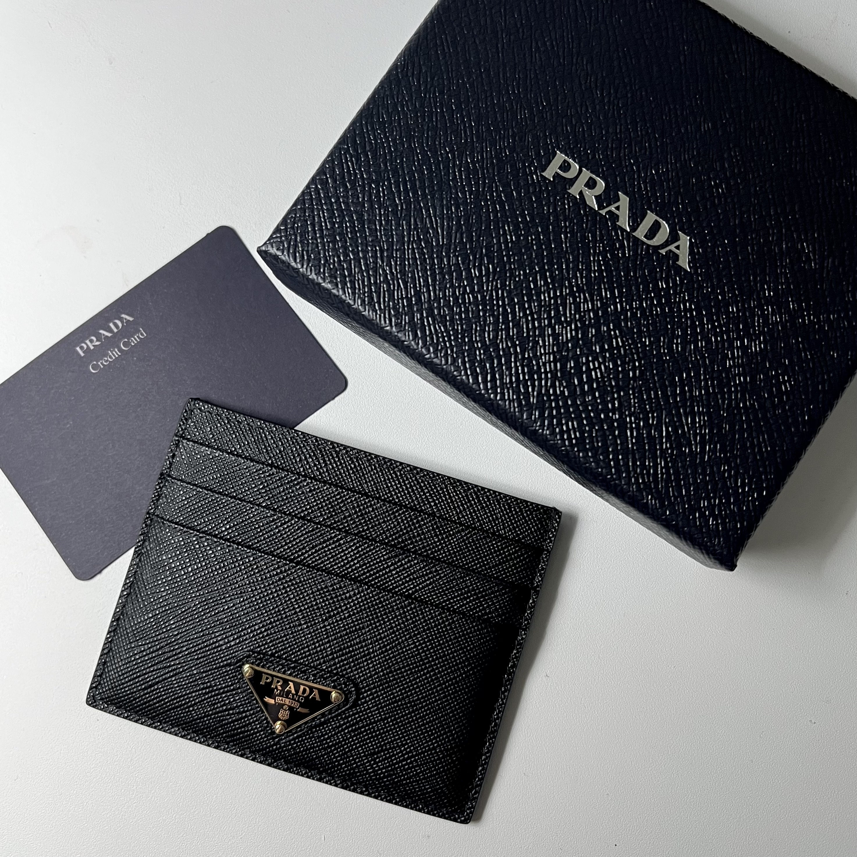 Prada Saffiano Leather Triangle Logo Card Holder Black Gold 착용 스타일