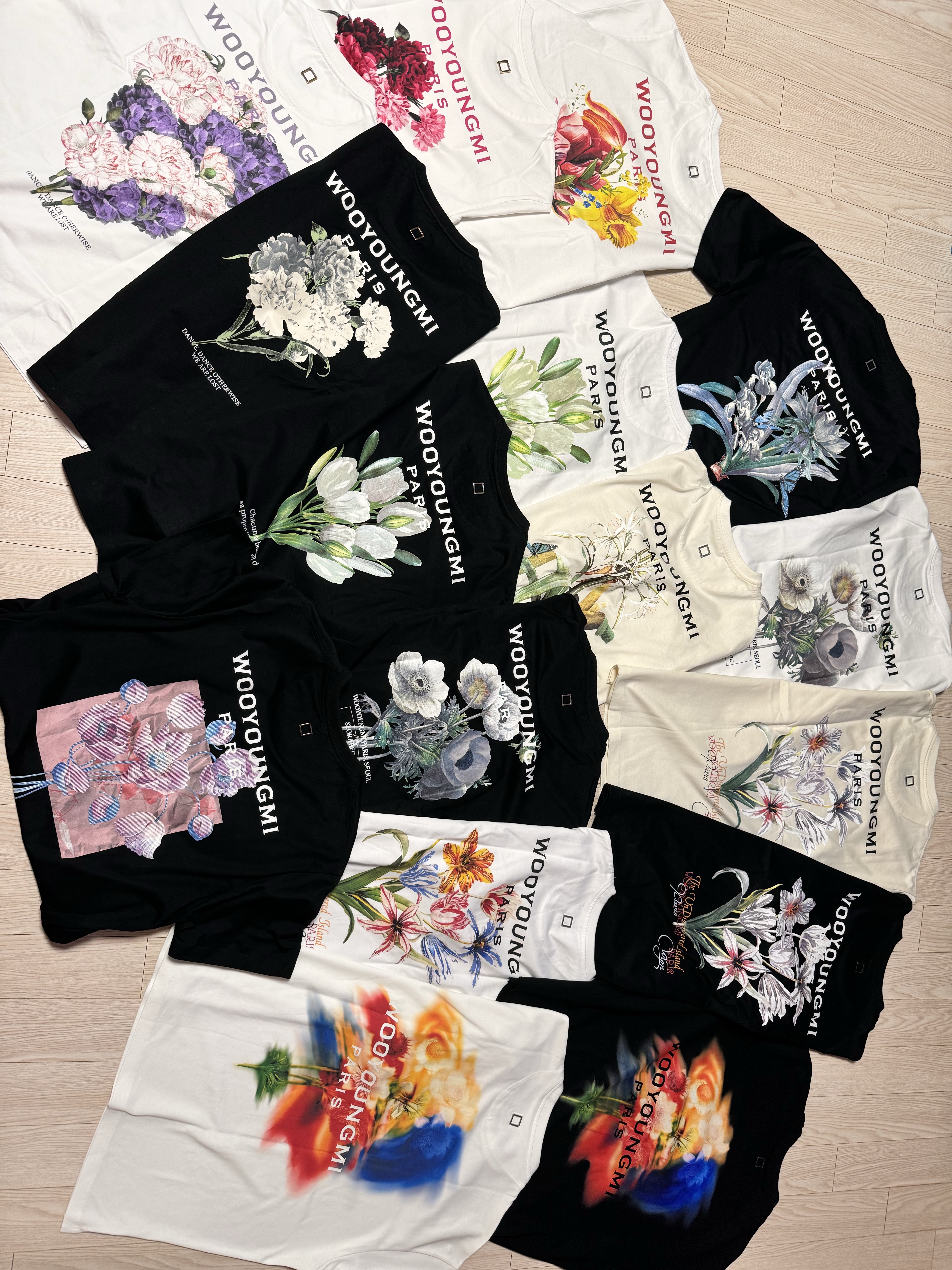 Wooyoungmi Flower Print Back Logo T-Shirt White Pink - 21SS, Wooyoungmi Flower Print Back Logo T-Shirt Black - 21SS 착용 스타일 - 1