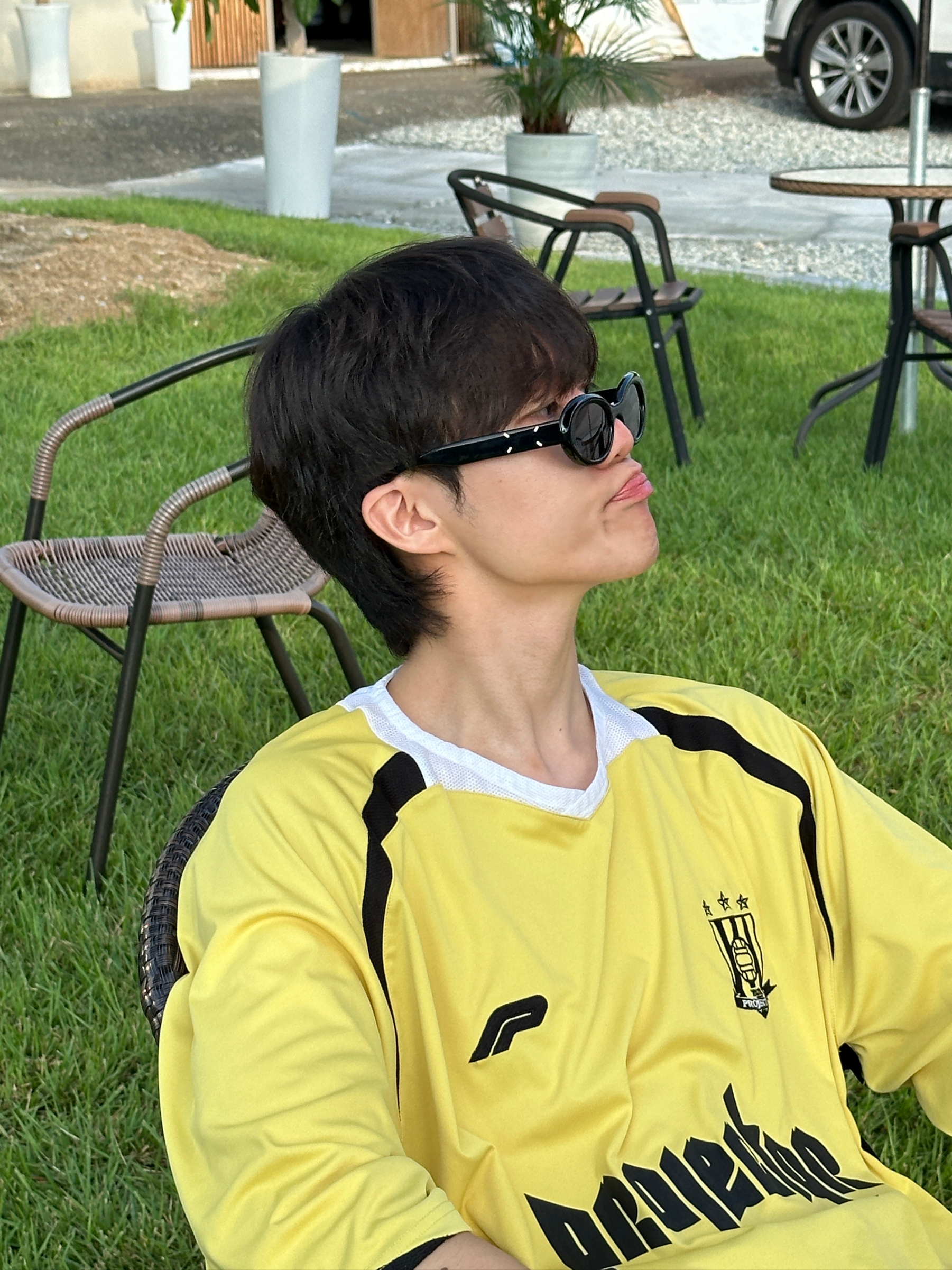 Project G/R Oversized Football Jersey Yellow, Nos Couleurs Distressed Cargo Shorts Black 착용 스타일 - 3
