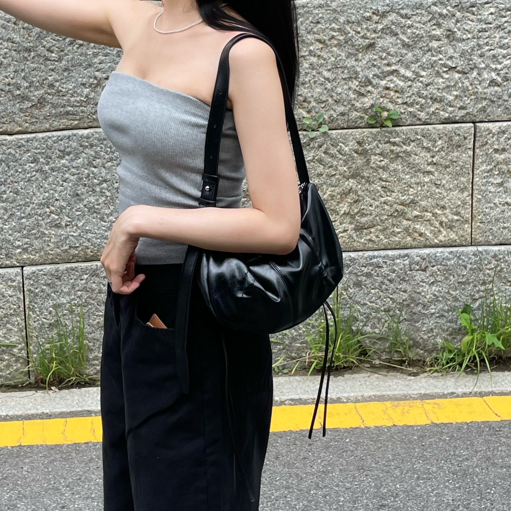 Matin Kim Half Shirring Ribbon Round Bag Black 착용 스타일 - 3