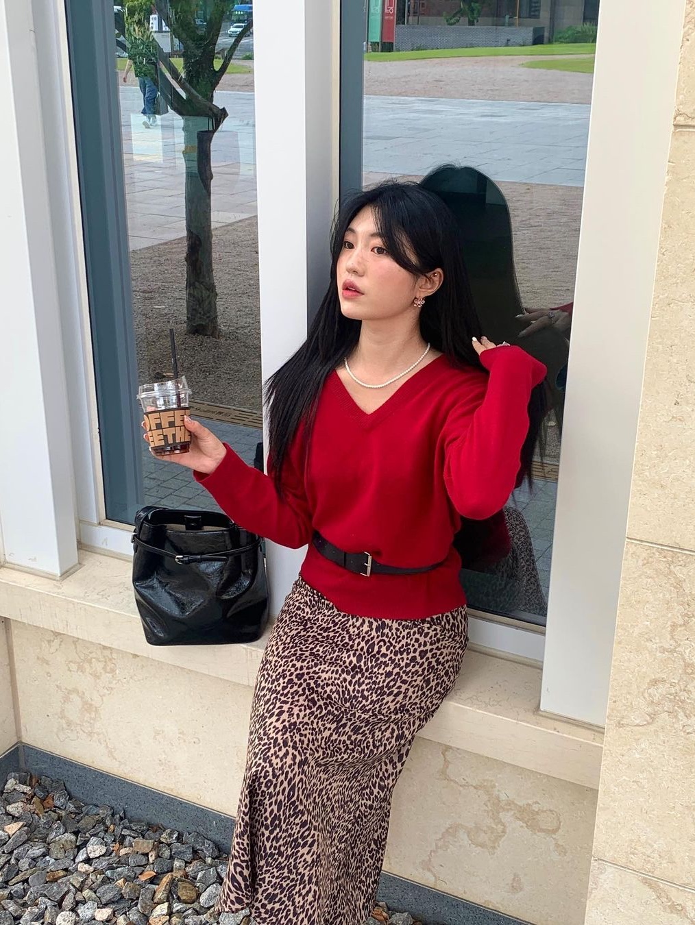 Siyazu SIKN2124 V-neck Single Knit Cherry red 착용 스타일 - 1