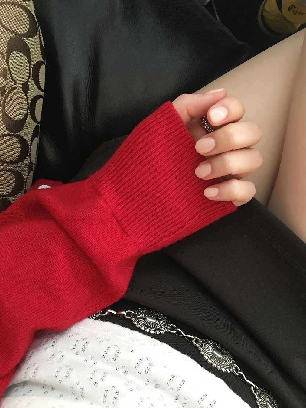Siyazu SIKN2126 Merino Wool Minimal Cardigan Red 착용 스타일 - 3